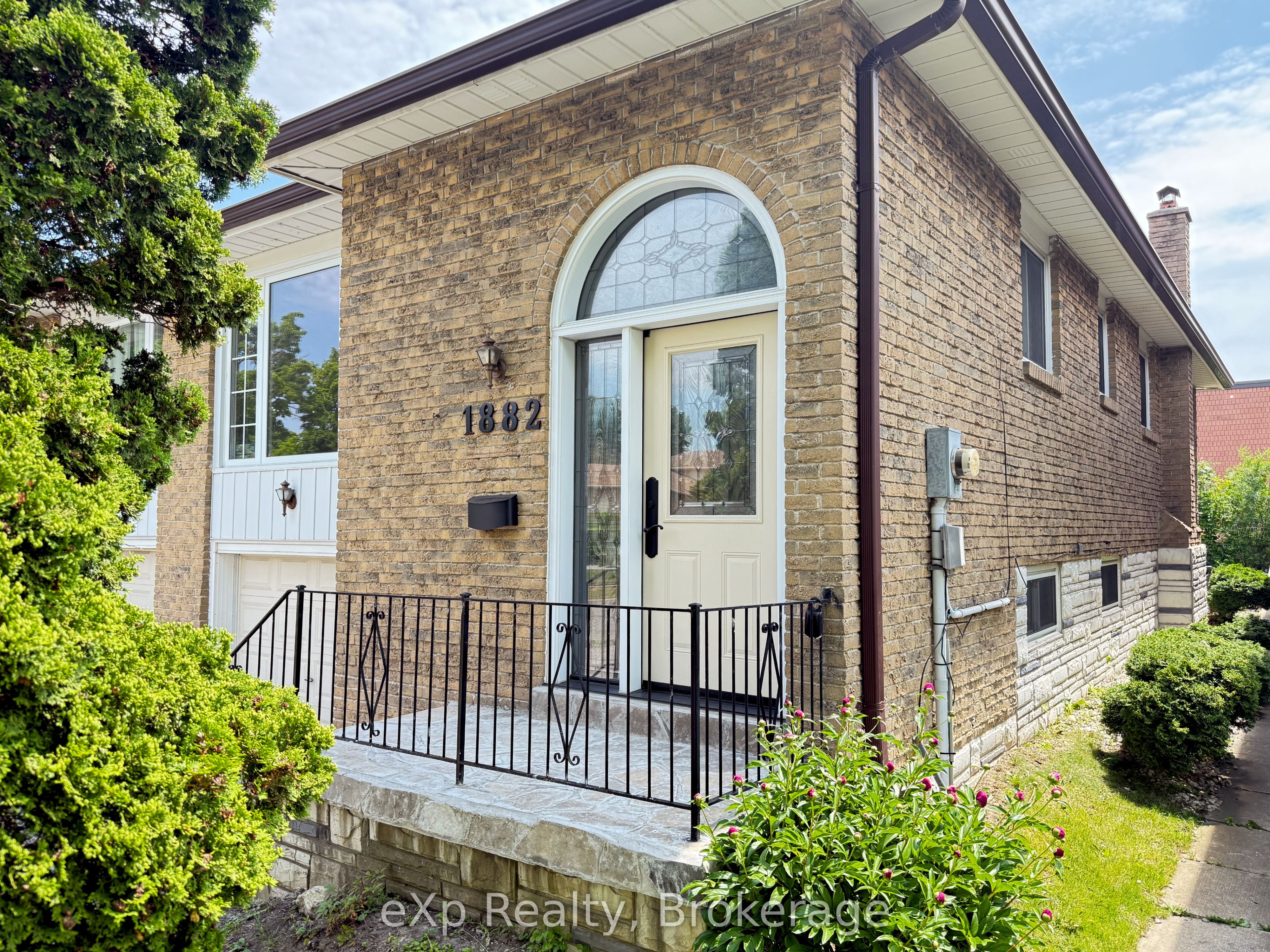 1882 Rosefield Road, Pickering, ON L1V 3H6 photo 2