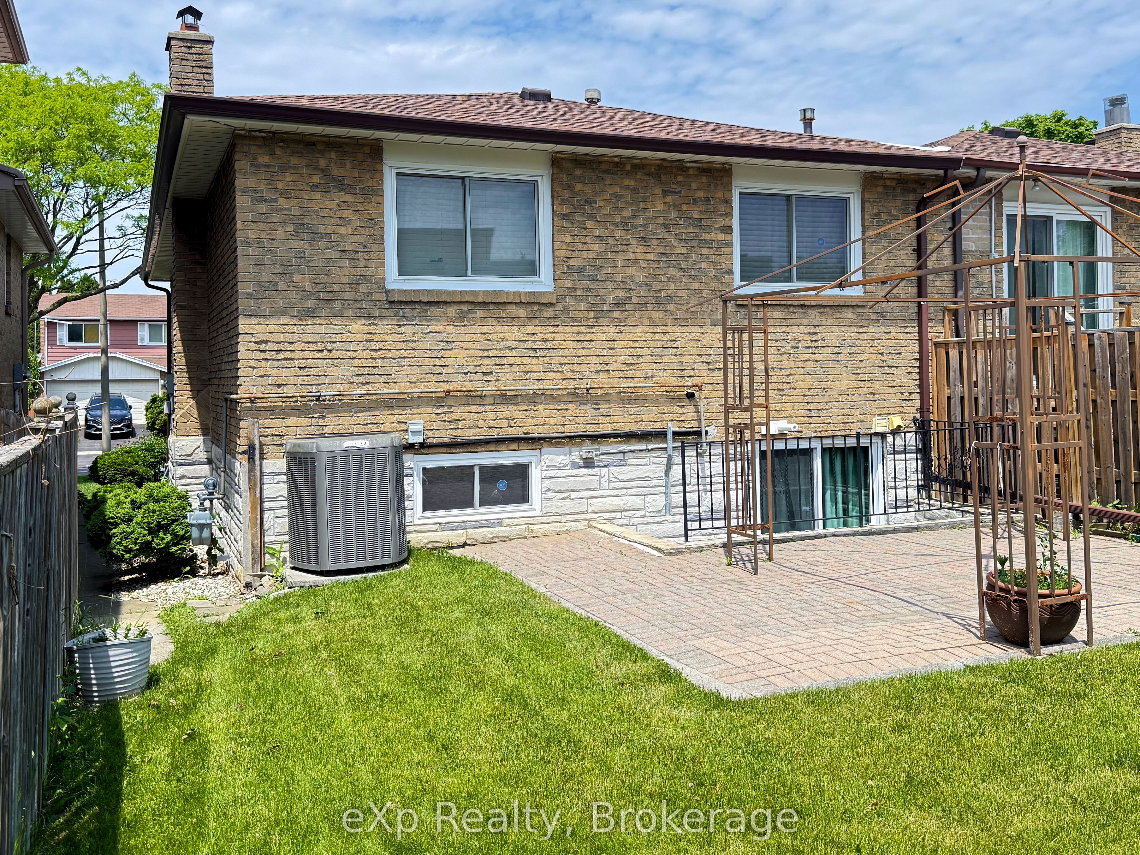 1882 Rosefield Road, Pickering, ON L1V 3H6 photo 3