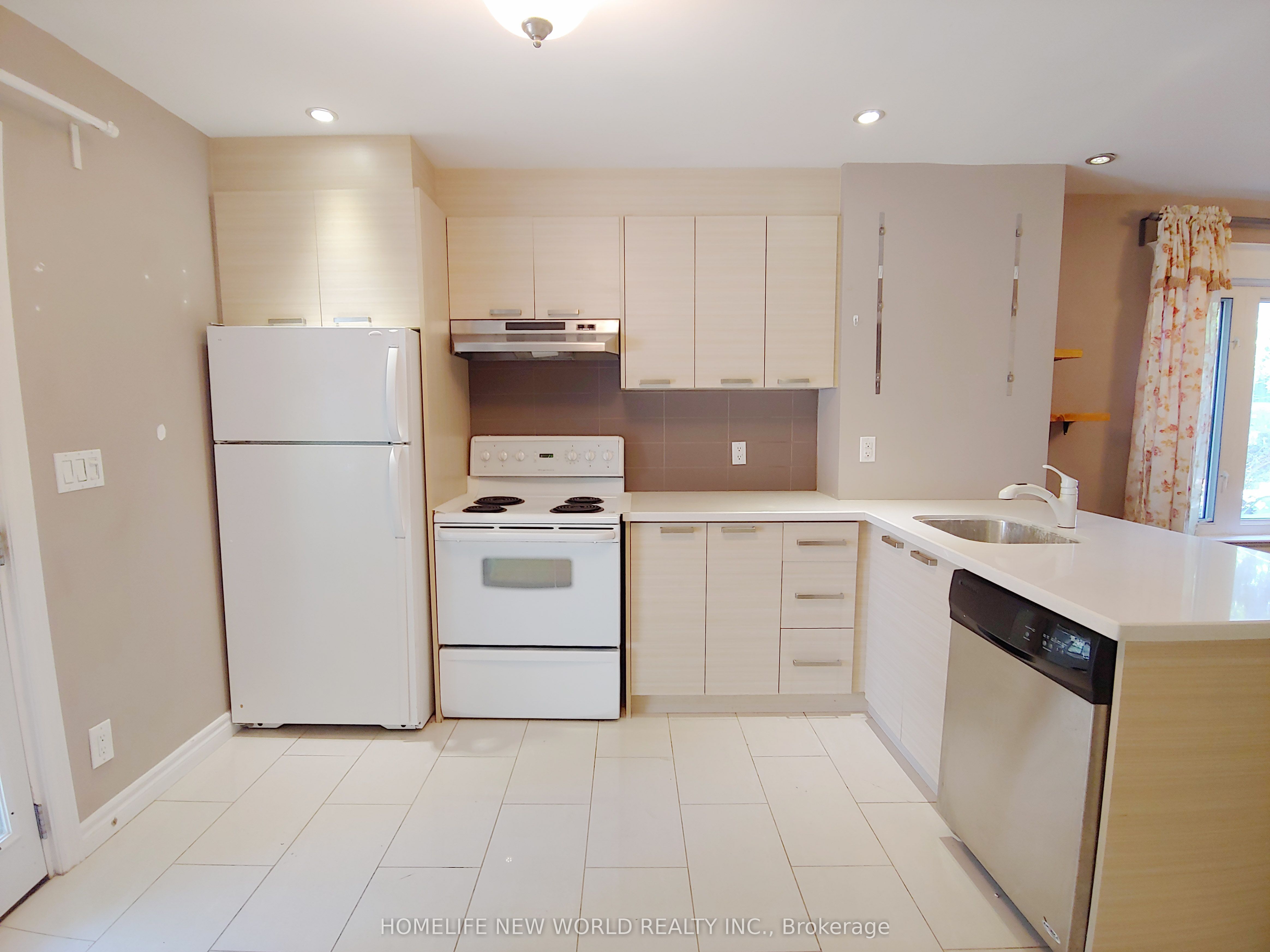 35 East Lynn Avenue Main, Toronto, ON M4C 3X3 photo 2