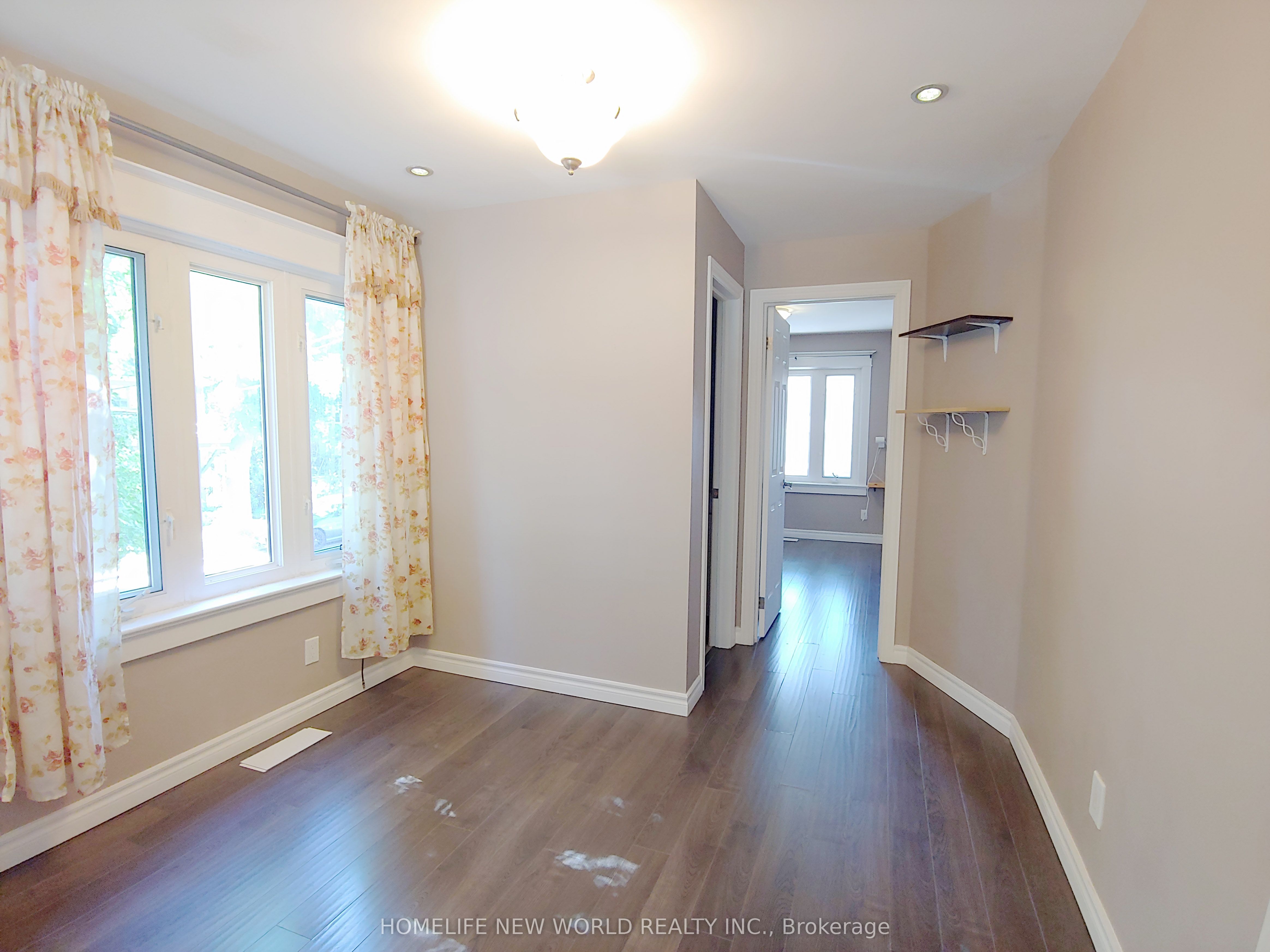 35 East Lynn Avenue Main, Toronto, ON M4C 3X3 photo 3