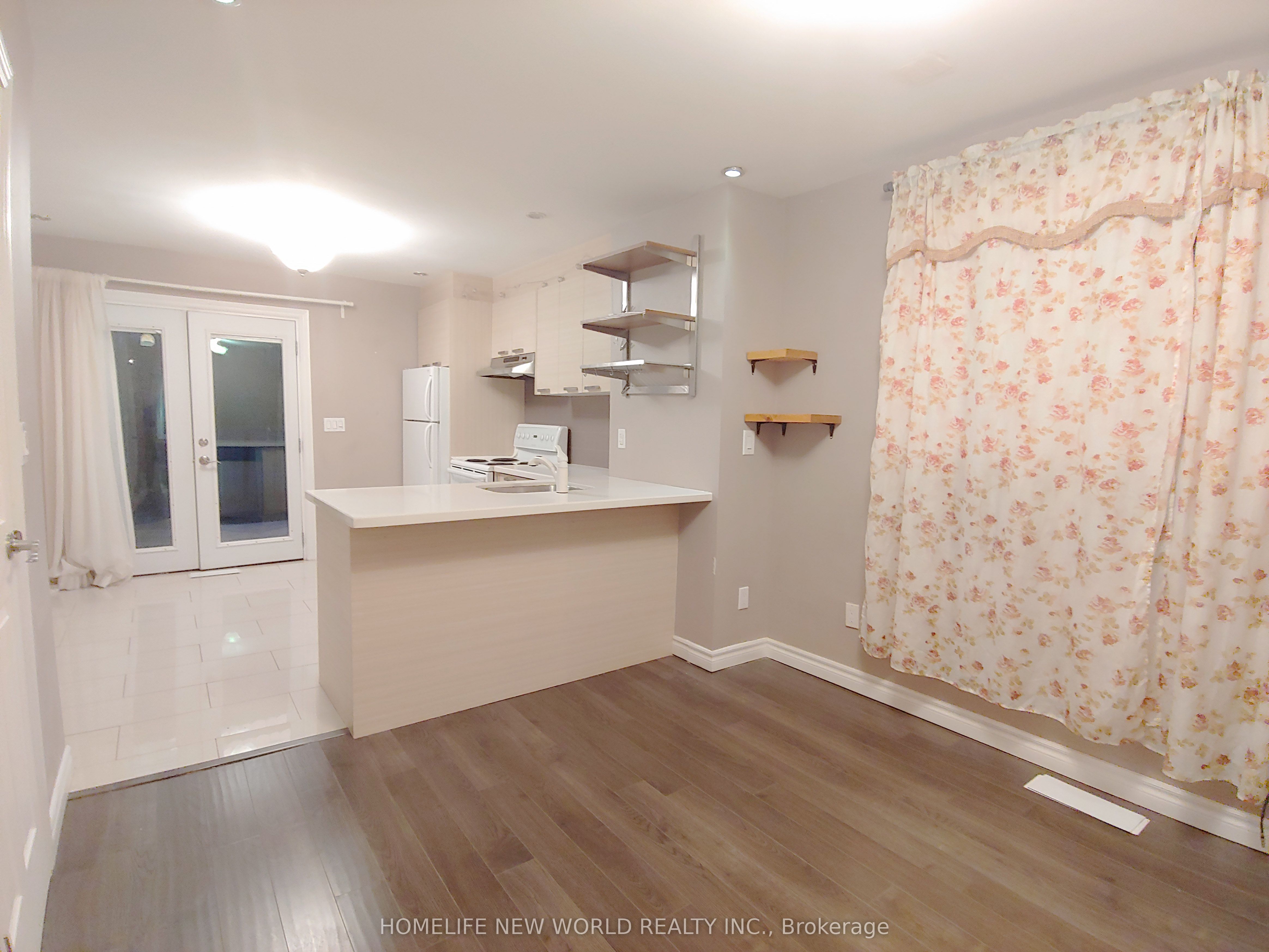 35 East Lynn Avenue Main, Toronto, ON M4C 3X3 photo 4