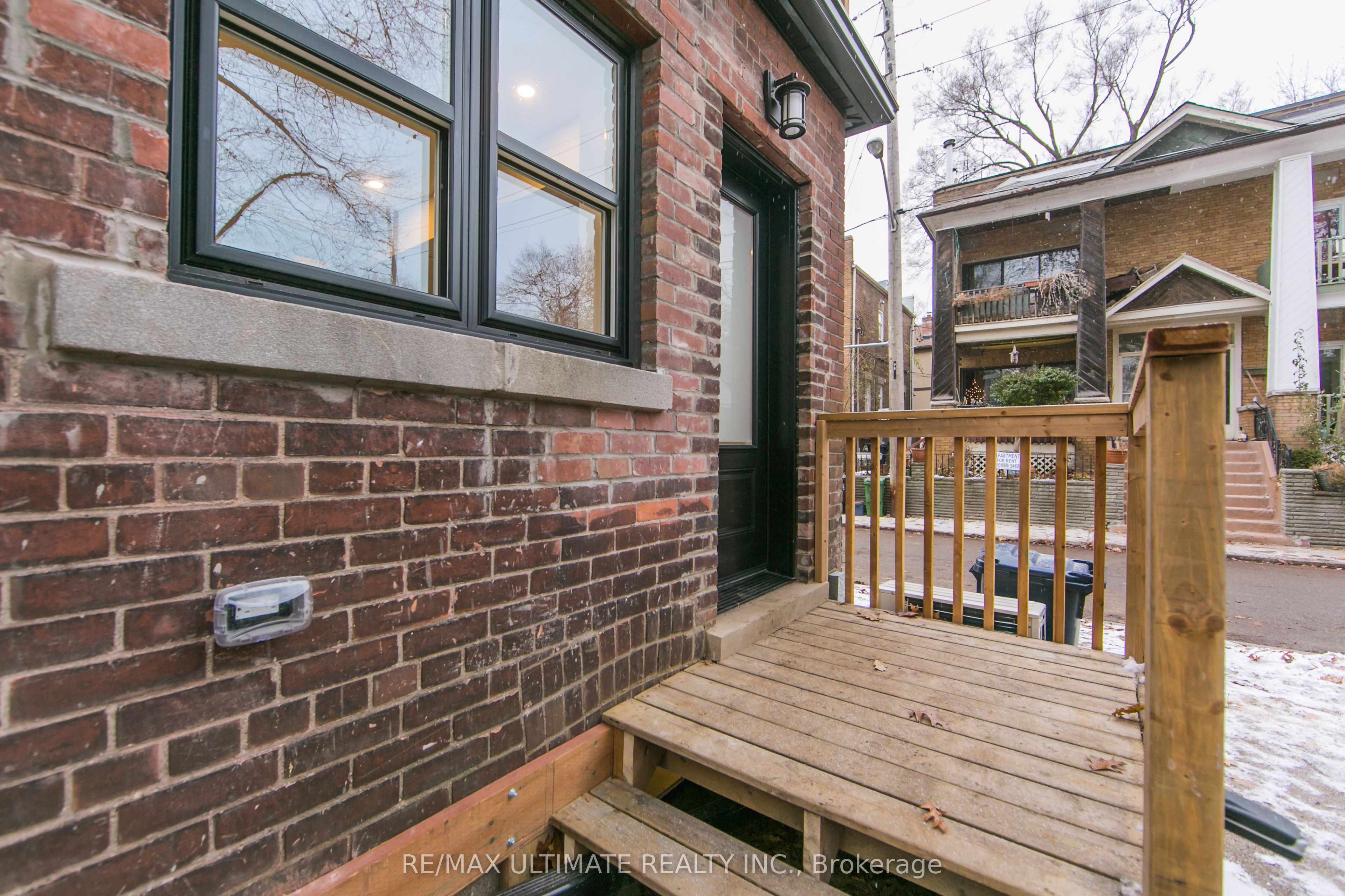 19 Fernwood Park Avenue Main, Toronto, ON M4E 3E8 photo 2