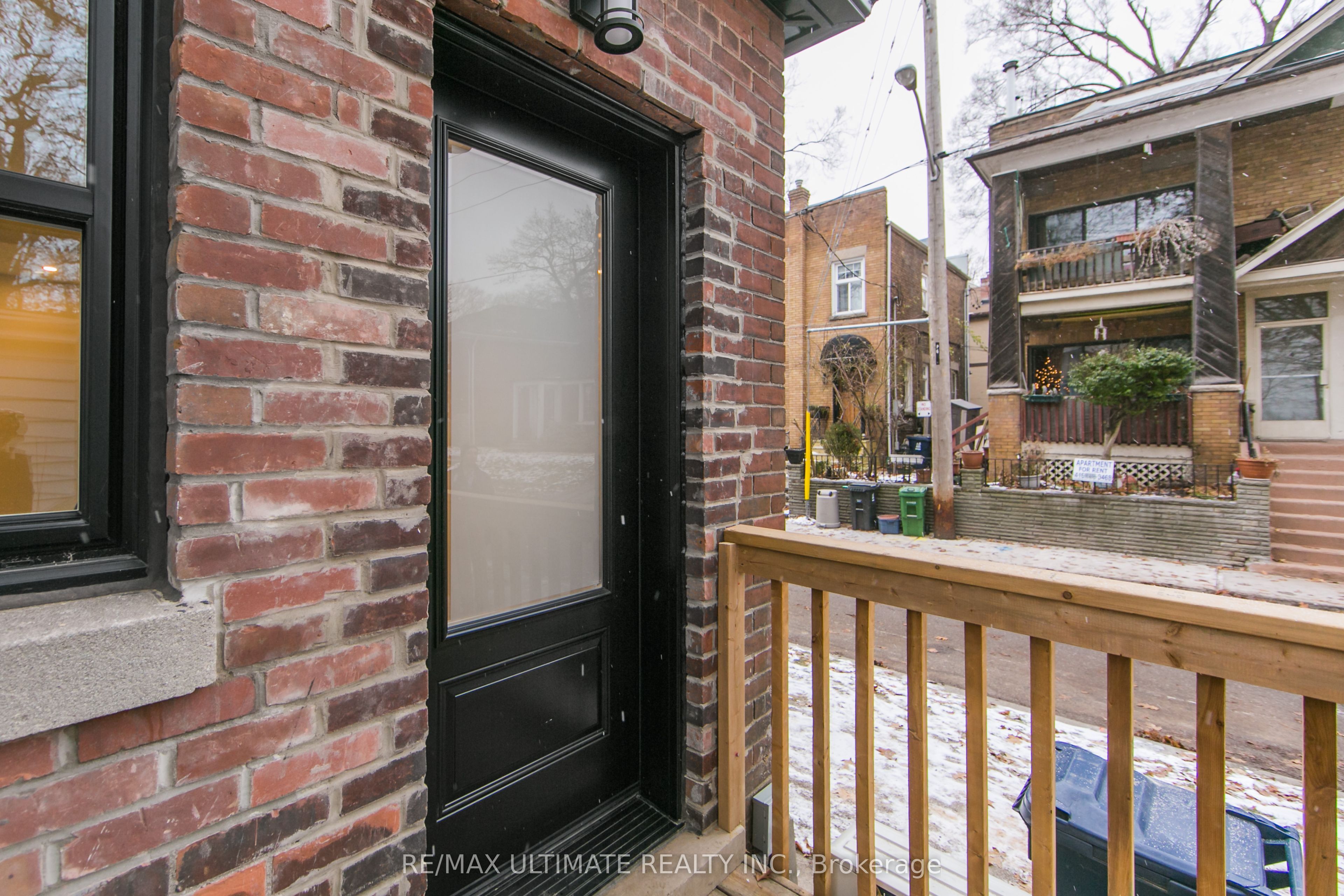 19 Fernwood Park Avenue Main, Toronto, ON M4E 3E8 photo 3