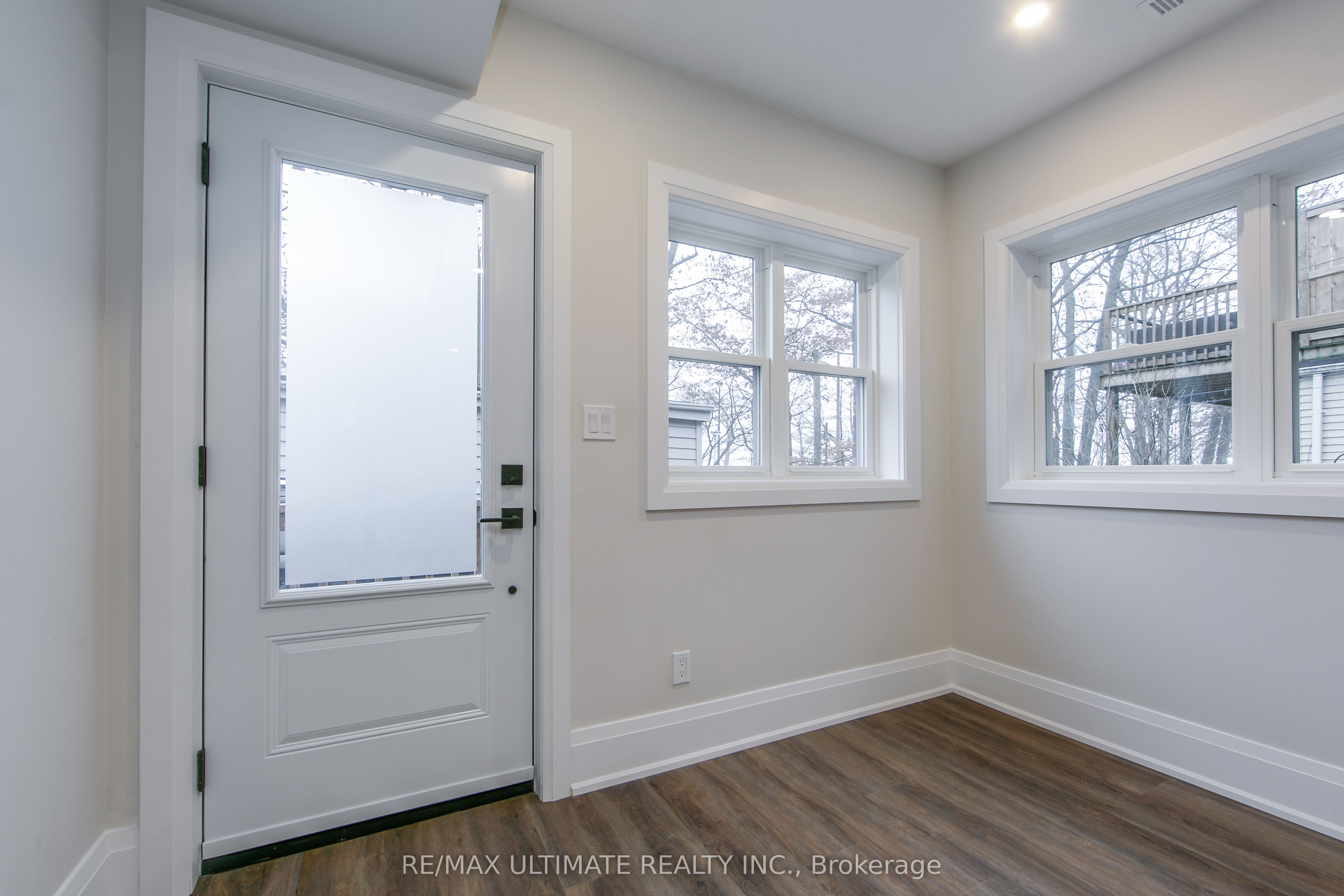 19 Fernwood Park Avenue Main, Toronto, ON M4E 3E8 photo 4