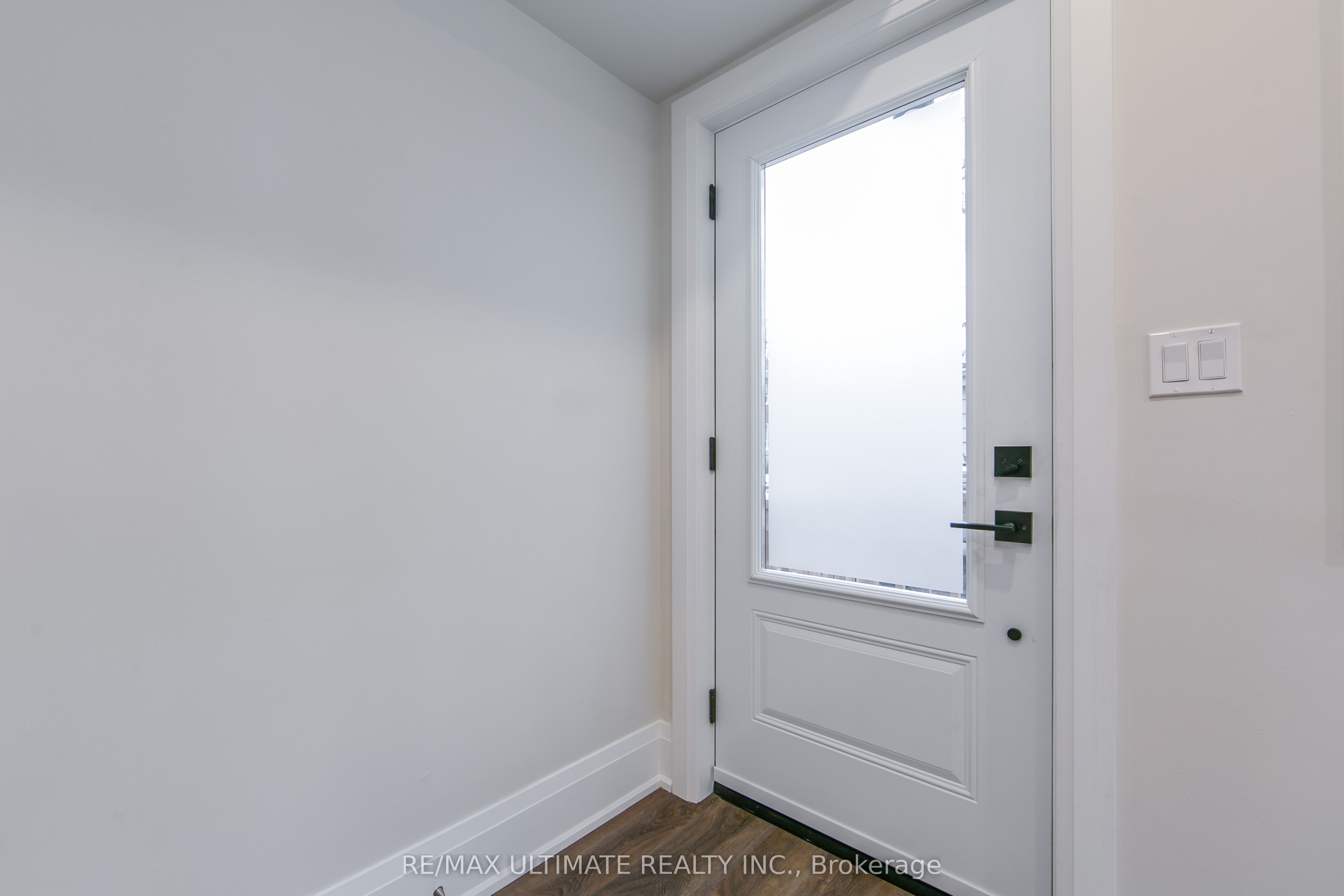 19 Fernwood Park Avenue Main, Toronto, ON M4E 3E8 photo 5