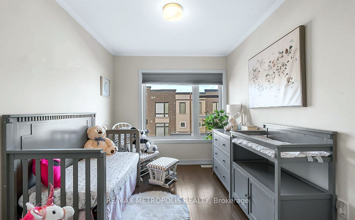 2521 Castlegate Crossing, Pickering, ON L1X 0H7 photo 2