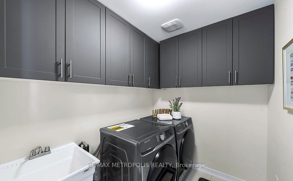 2521 Castlegate Crossing, Pickering, ON L1X 0H7 photo 4