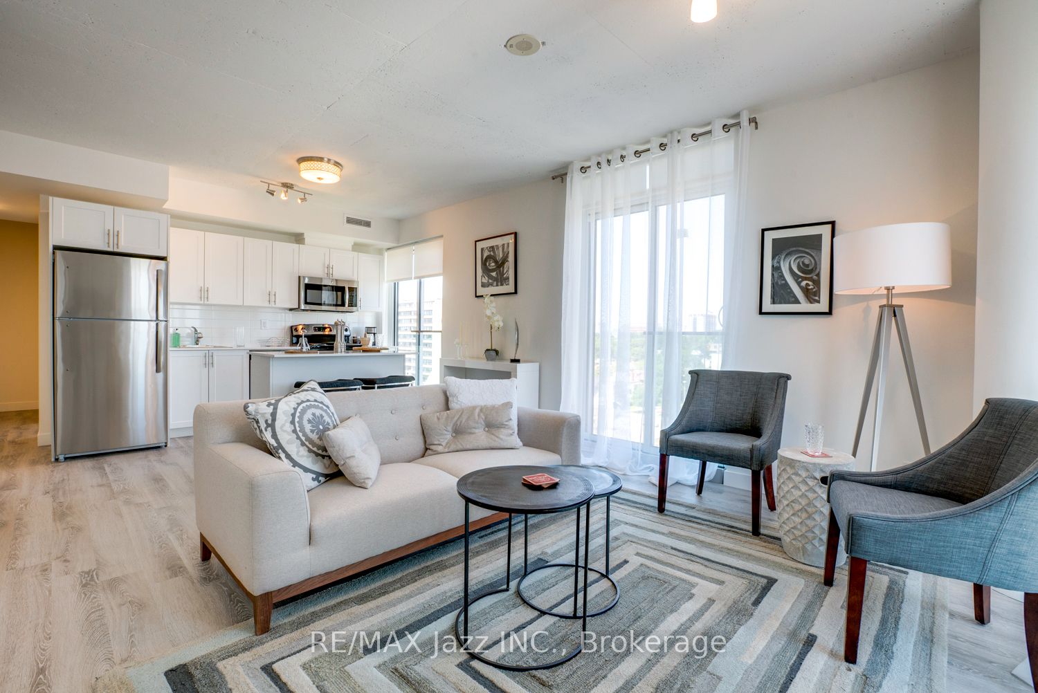 100 Bond Street E 305, Oshawa, ON L1G 0E6 photo 2