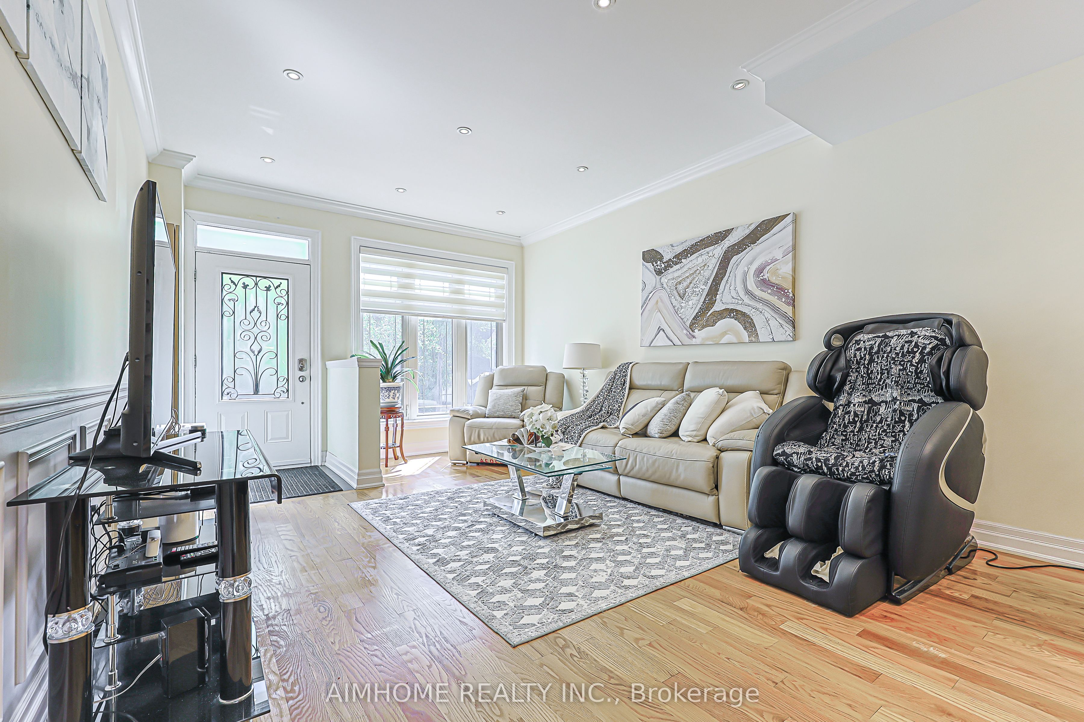 386 Jones Avenue W, Toronto, ON M4J 3G3 photo 2