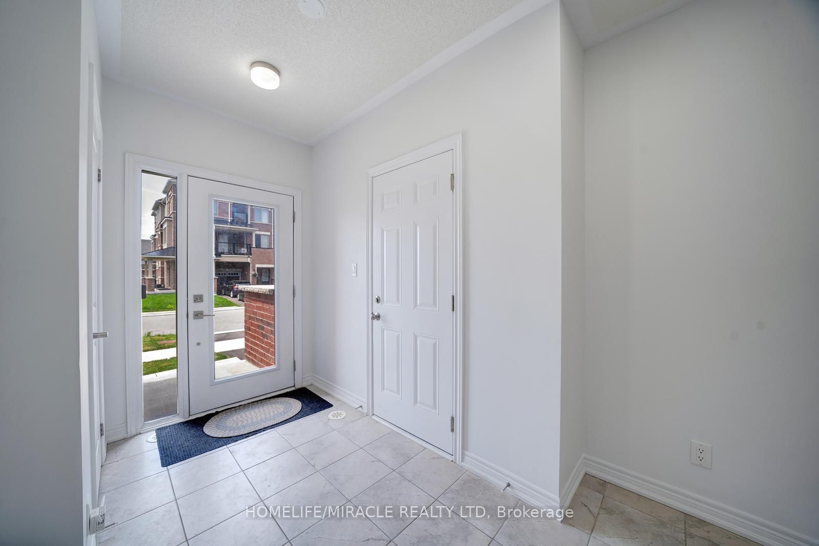 2004 Cameron Lott Crescent, Oshawa, ON L1L 0S1 photo 2