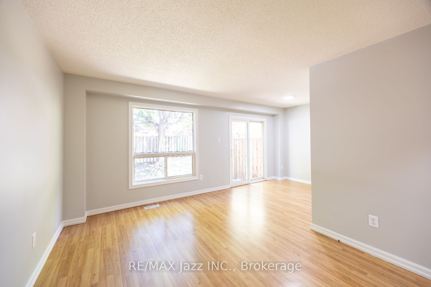 10 Bassett Boulevard 14, Whitby, ON L1N 9C4 photo 3