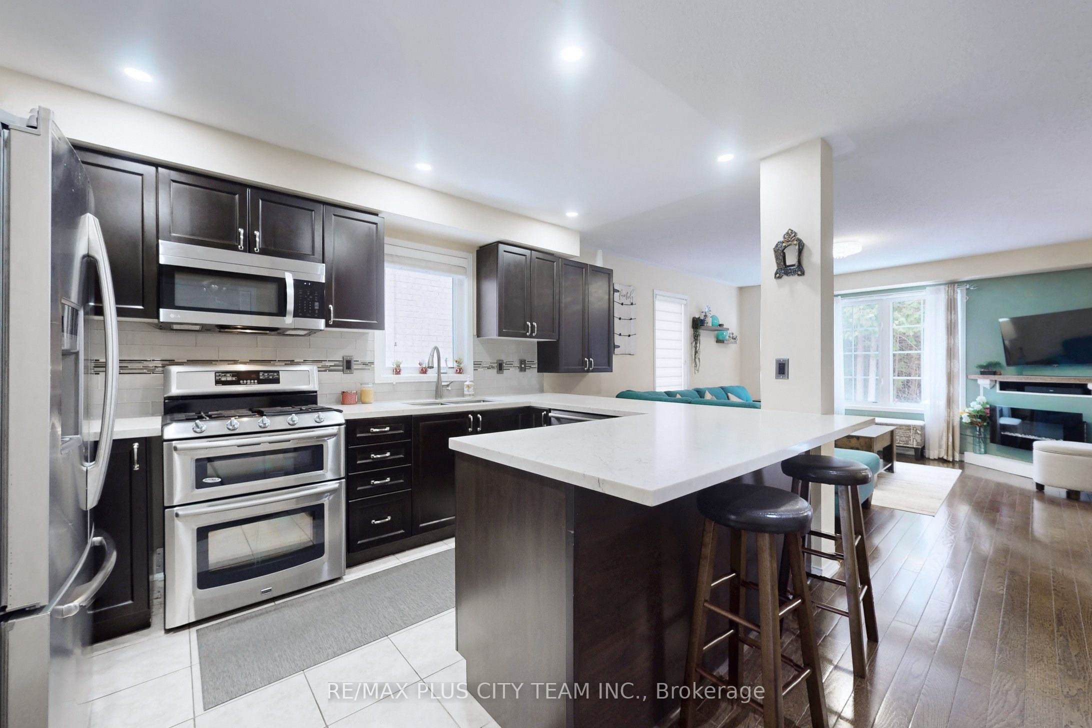 16 Edison Way, Whitby, ON L1R 0M3 photo 2