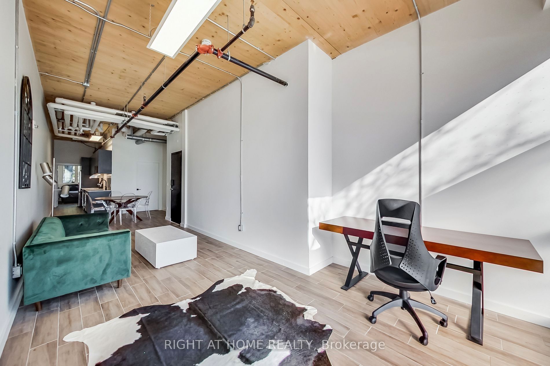 1602 Queen Street E 101, Toronto, ON M4L 1G2 photo 3