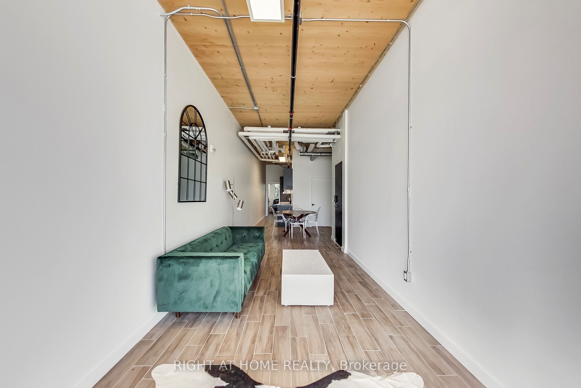 1602 Queen Street E 101, Toronto, ON M4L 1G2 photo 4