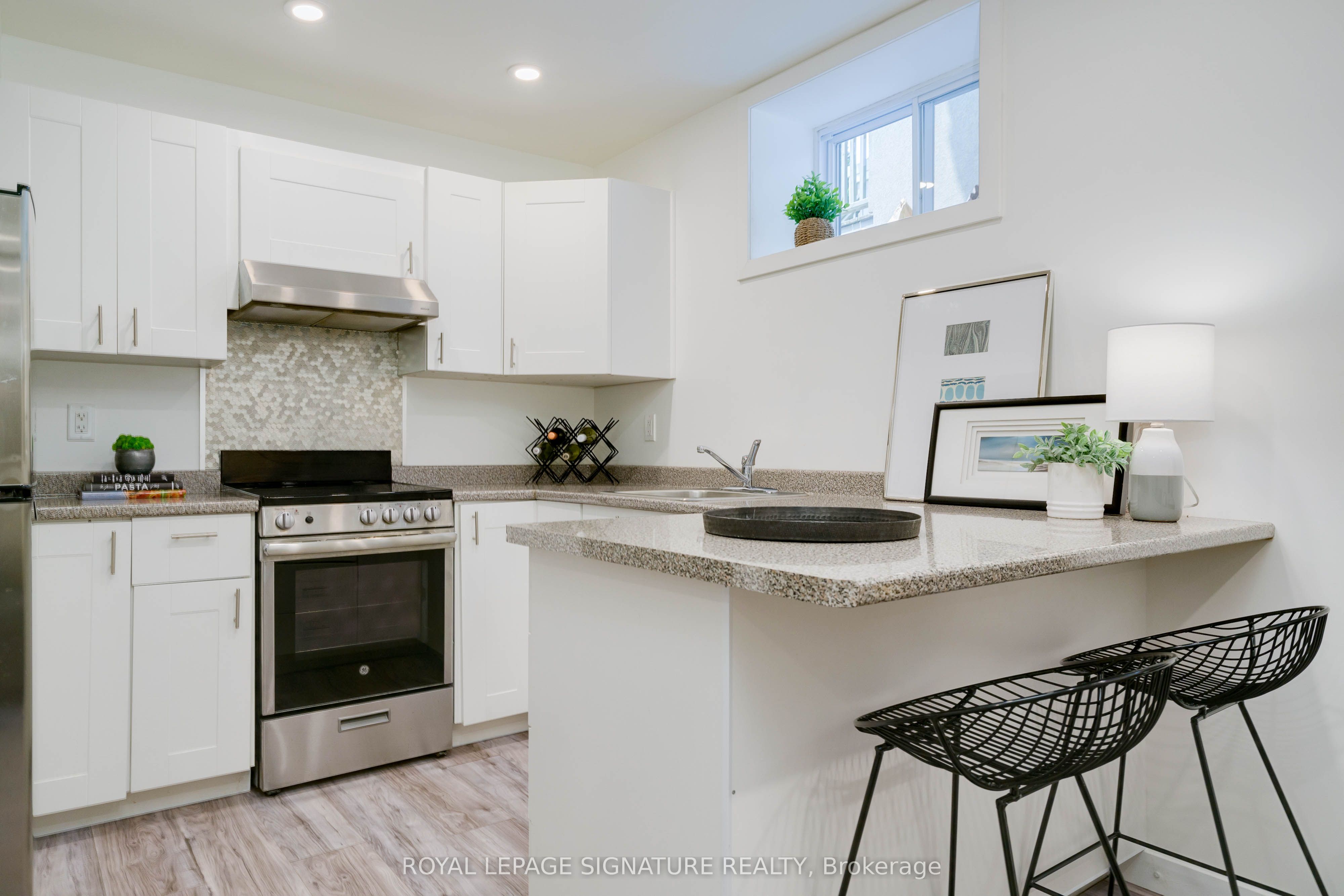 27 Coleridge Avenue Lower, Toronto, ON M4C 4H4 photo 2