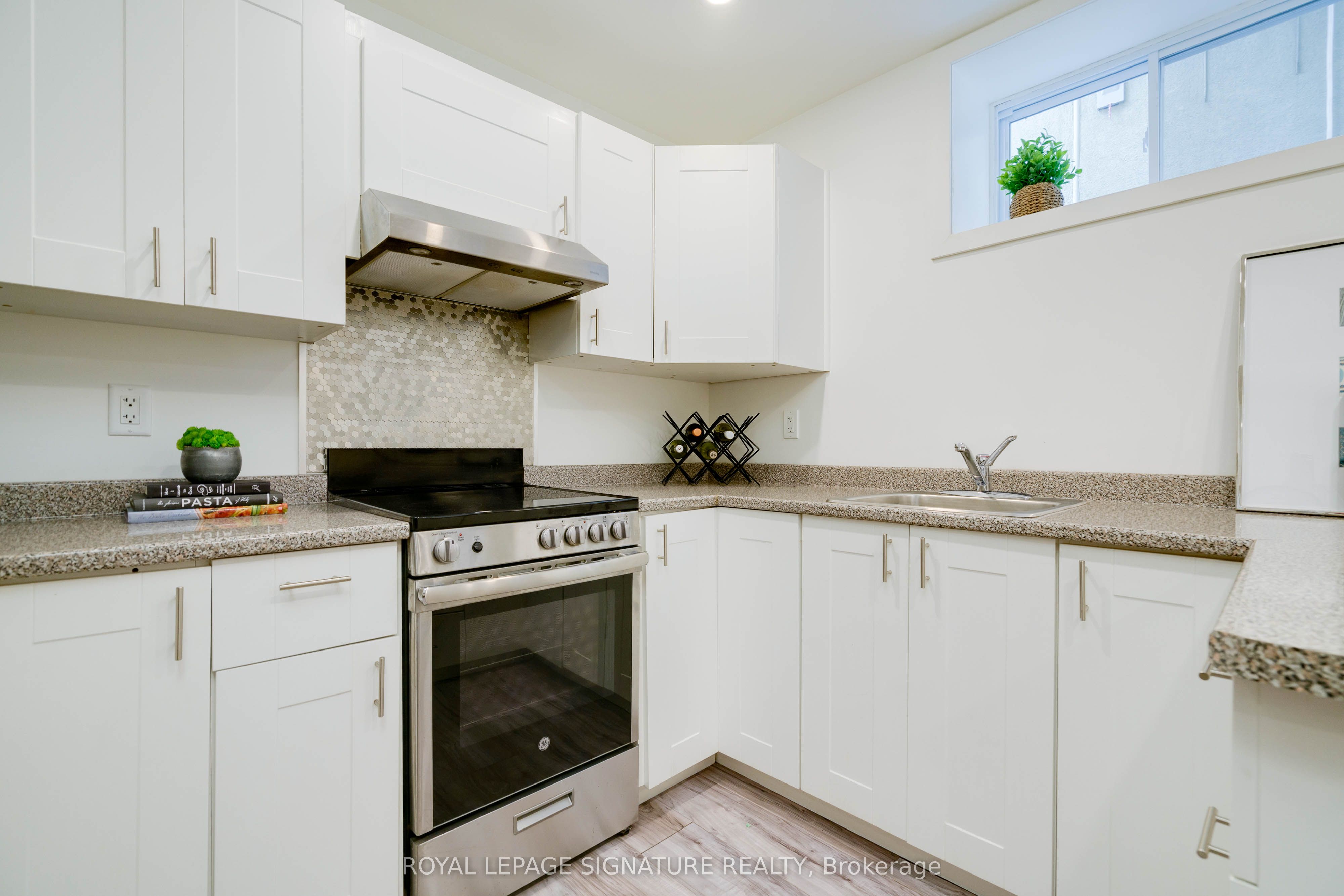 27 Coleridge Avenue Lower, Toronto, ON M4C 4H4 photo 3