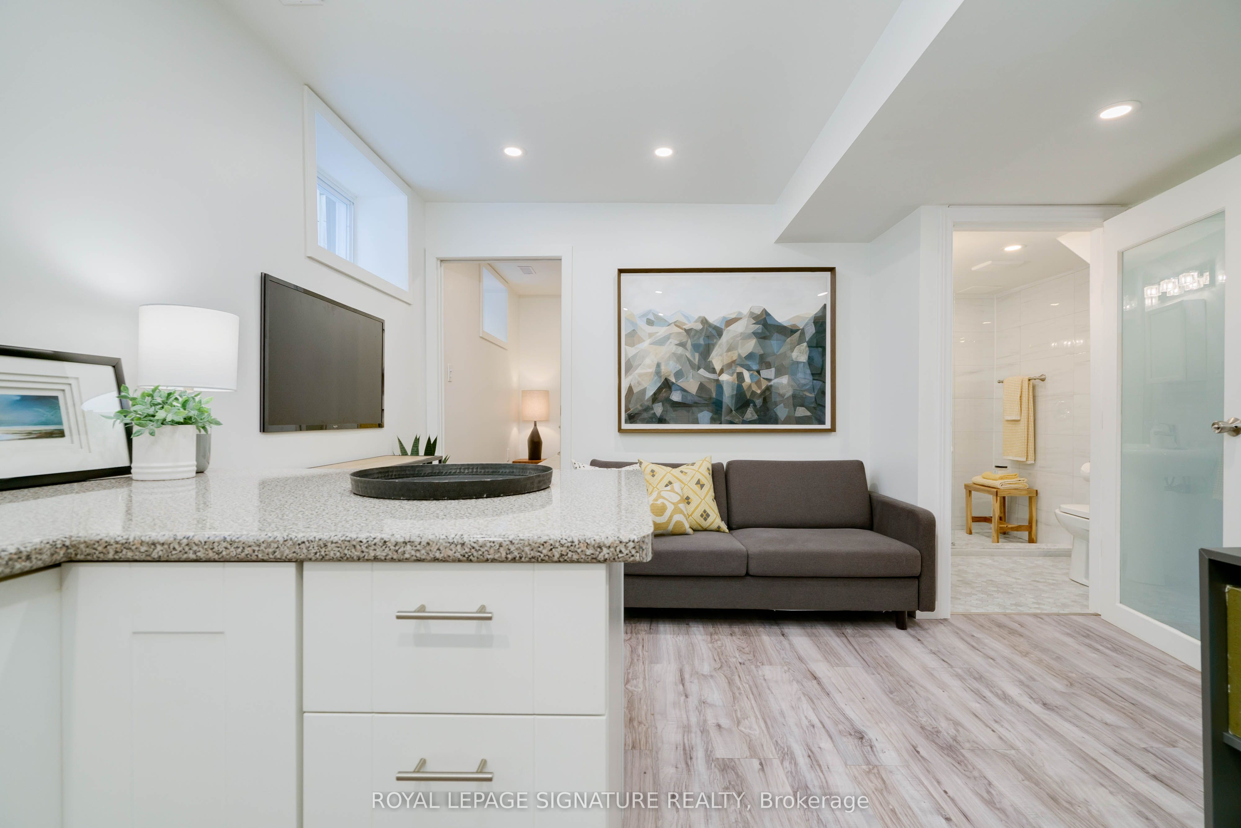 27 Coleridge Avenue Lower, Toronto, ON M4C 4H4 photo 4