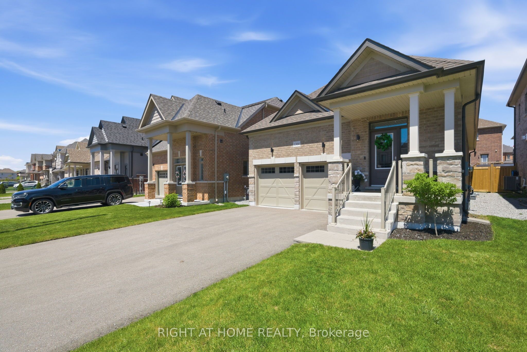 1304 Apollo Street, Oshawa, ON L1K 3E6 photo 2