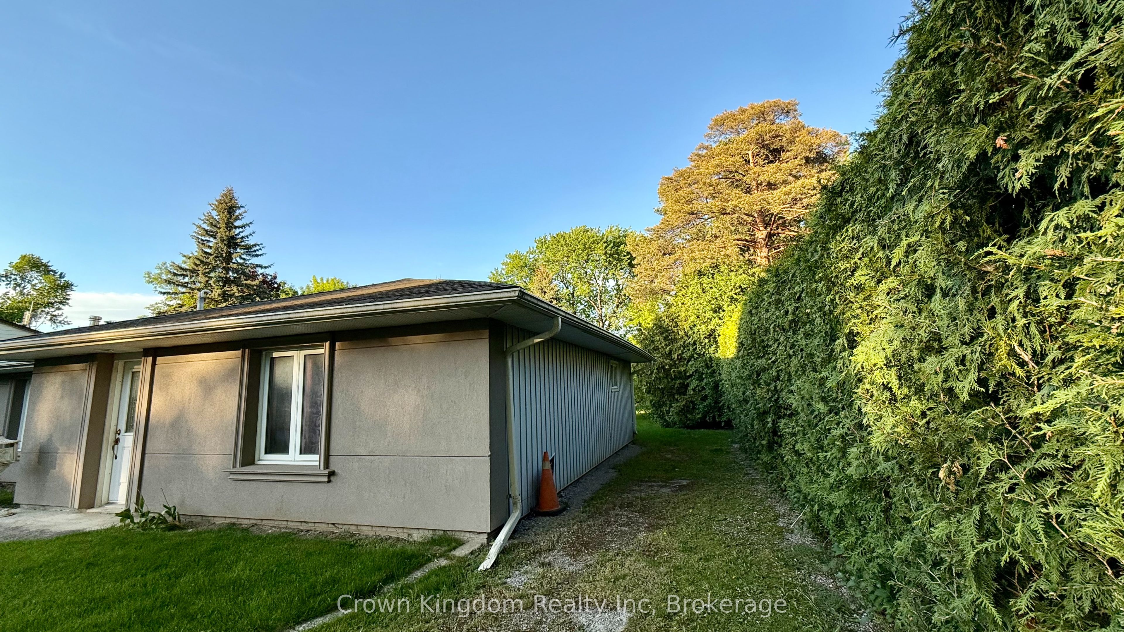 1967 Southview Drive, Pickering, ON L1V 1Y6 photo 2