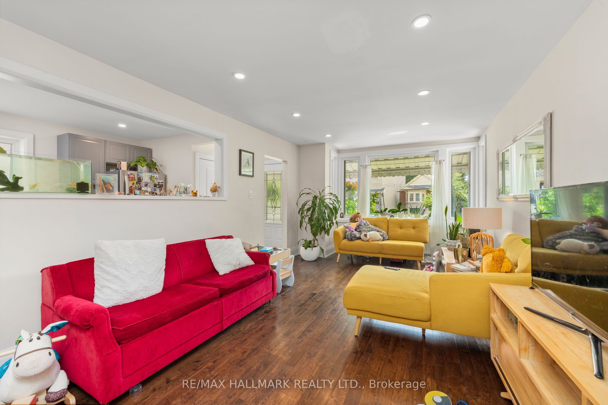 8 Davies Crescent, Toronto, ON M4J 2X5 photo 2