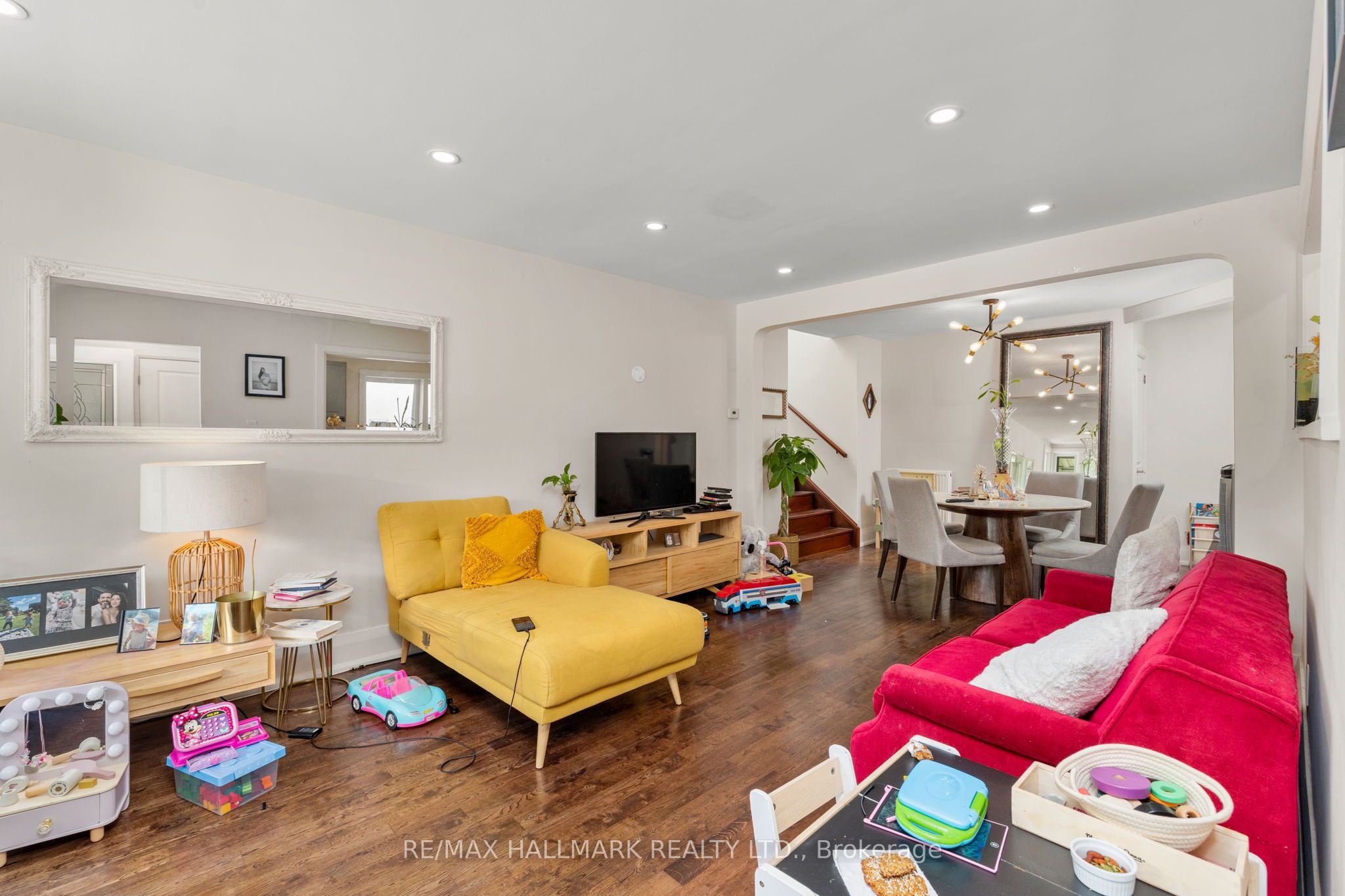 8 Davies Crescent, Toronto, ON M4J 2X5 photo 3