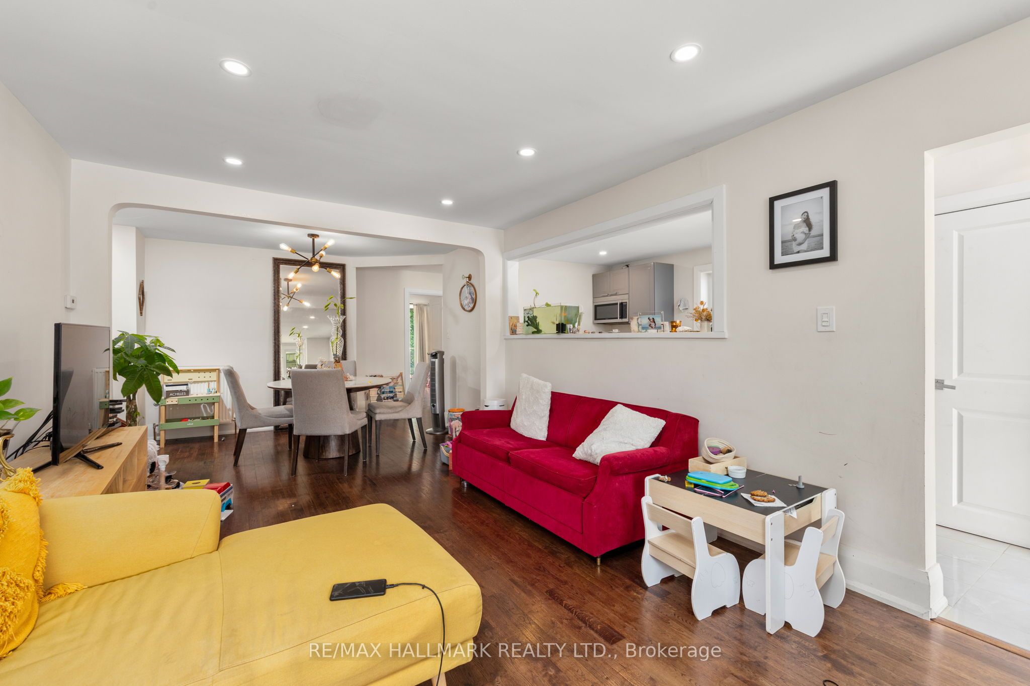 8 Davies Crescent, Toronto, ON M4J 2X5 photo 4