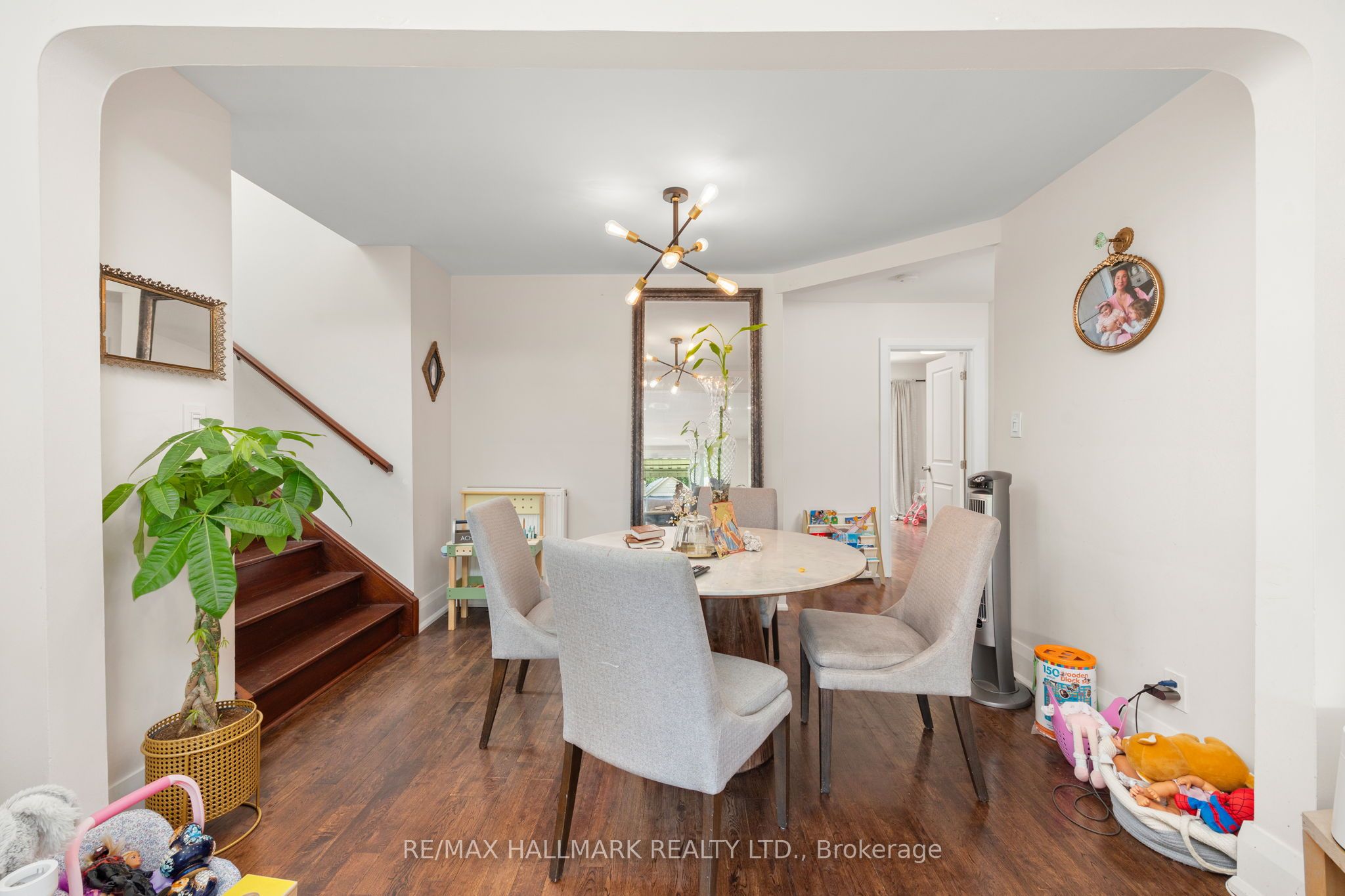 8 Davies Crescent, Toronto, ON M4J 2X5 photo 5