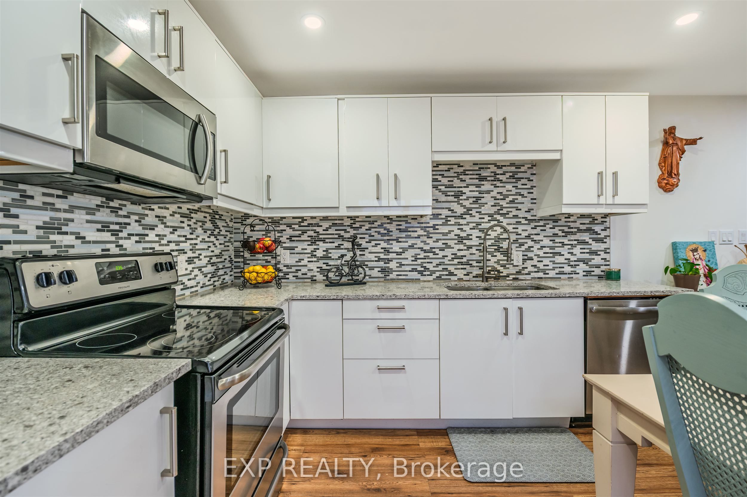 829 Athol Street, Whitby, ON L1N 4A1 photo 2
