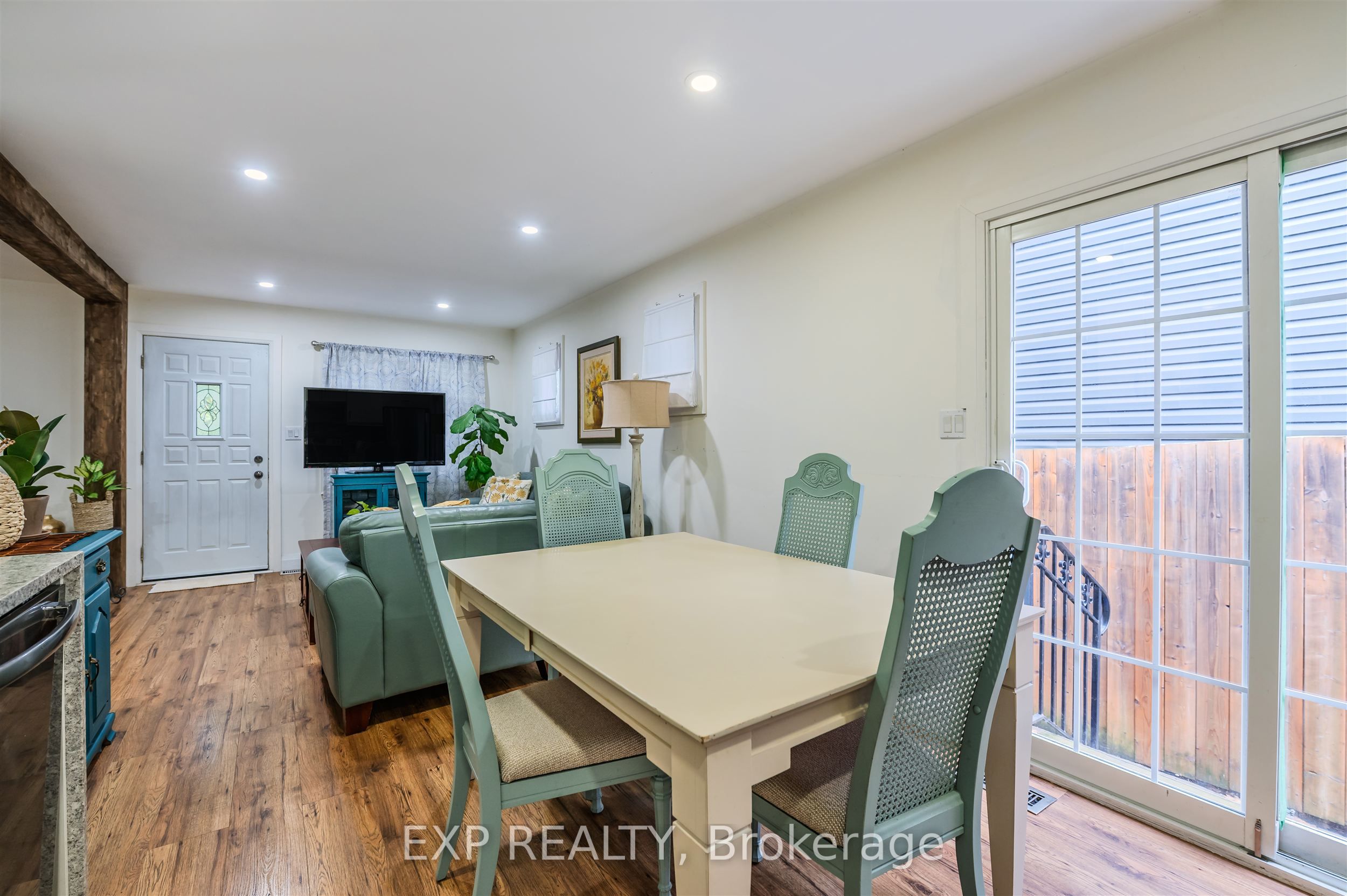 829 Athol Street, Whitby, ON L1N 4A1 photo 3