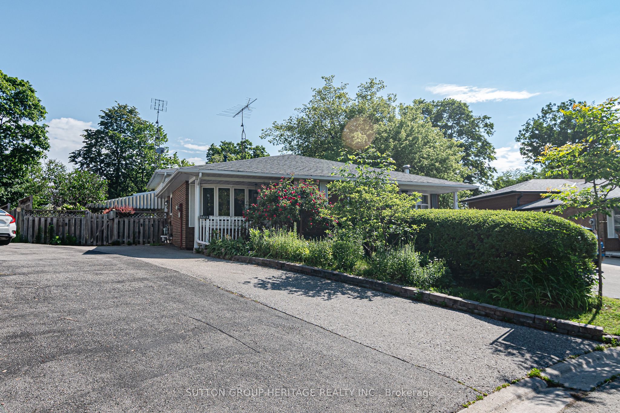 1113 Valley Court, Oshawa, ON L1J 3M4 photo 2