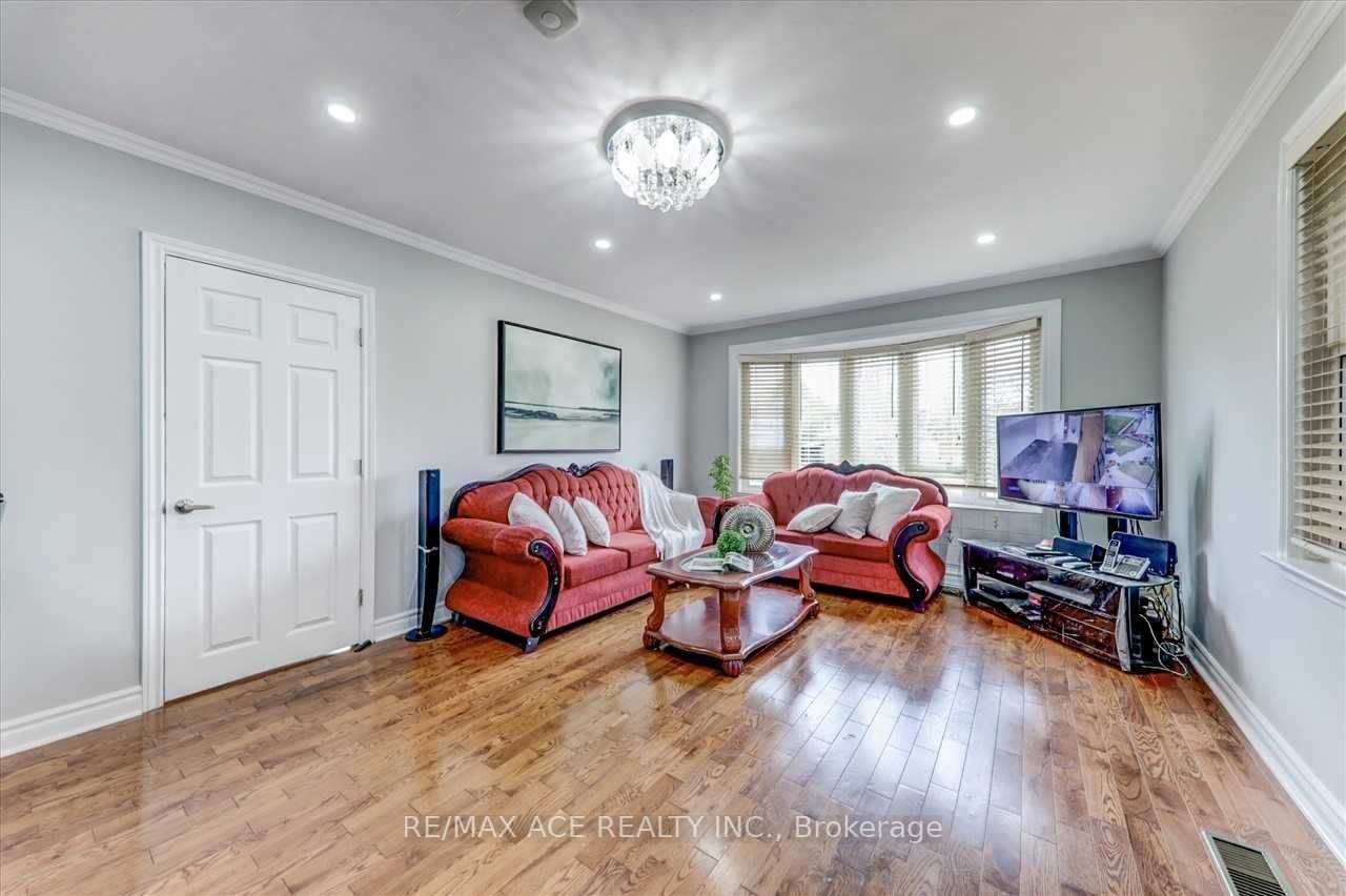 132 Janray Drive Main, Toronto, ON M1G 1Y9 photo 2