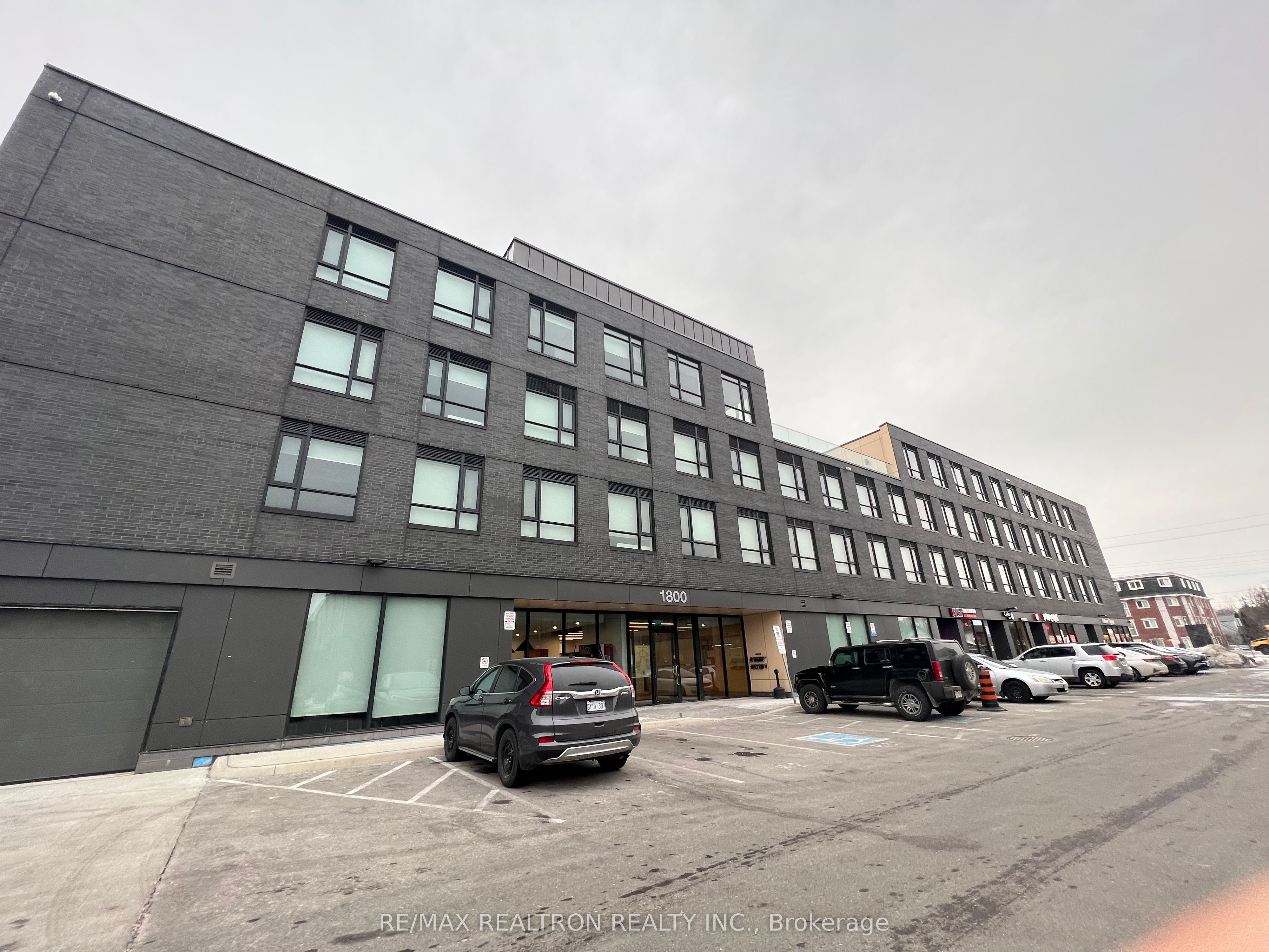1800 Simcoe Street N 401, Oshawa, ON L1G 0C2 photo 3