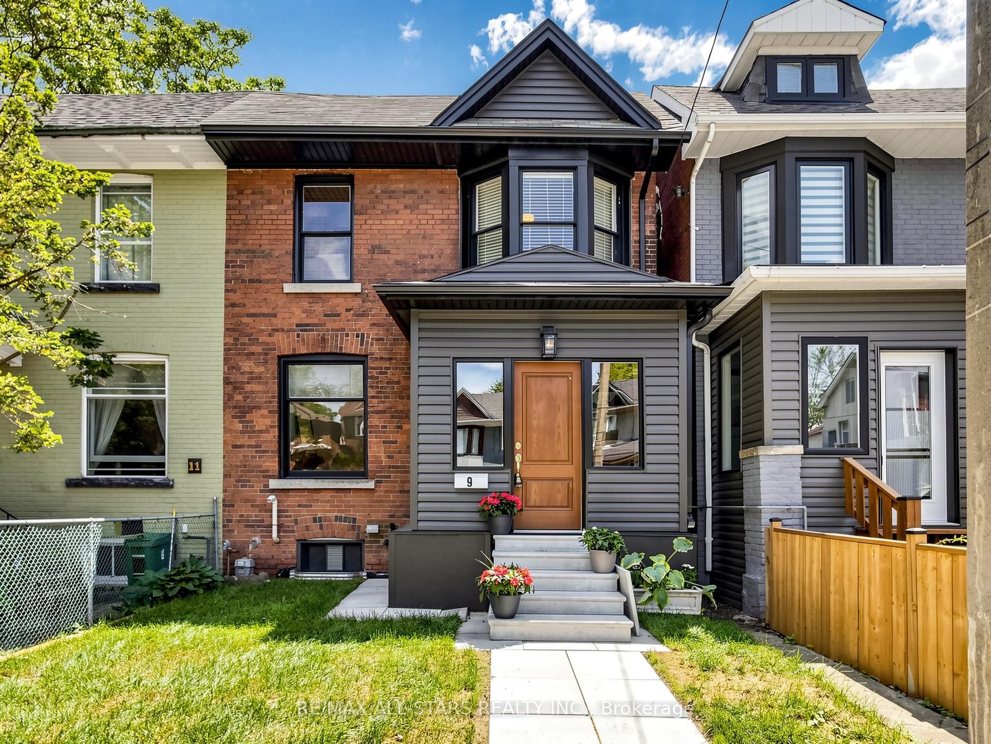9 Cherry Nook Gardens, Toronto, ON M4L 1J5 photo 2