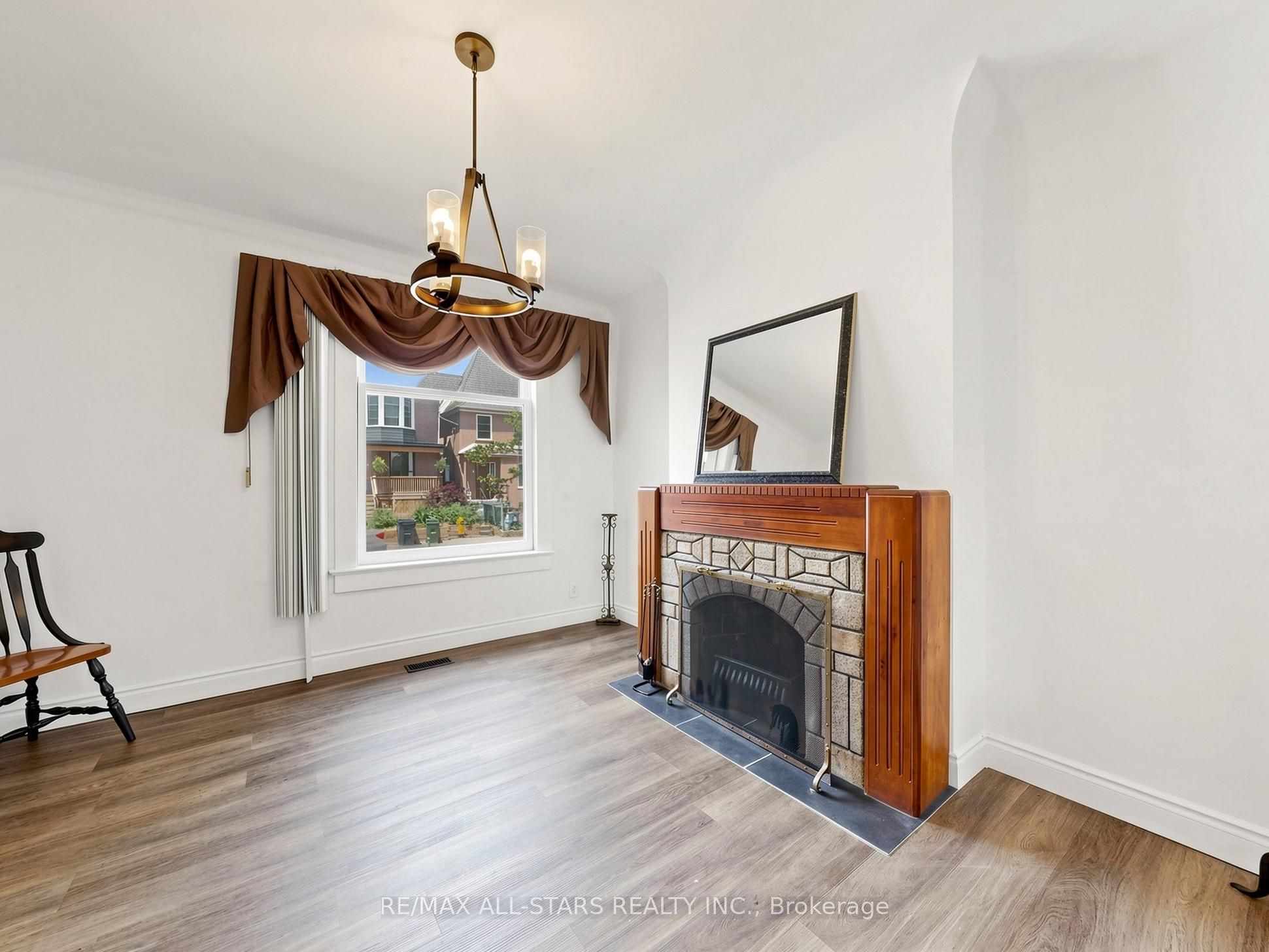9 Cherry Nook Gardens, Toronto, ON M4L 1J5 photo 3