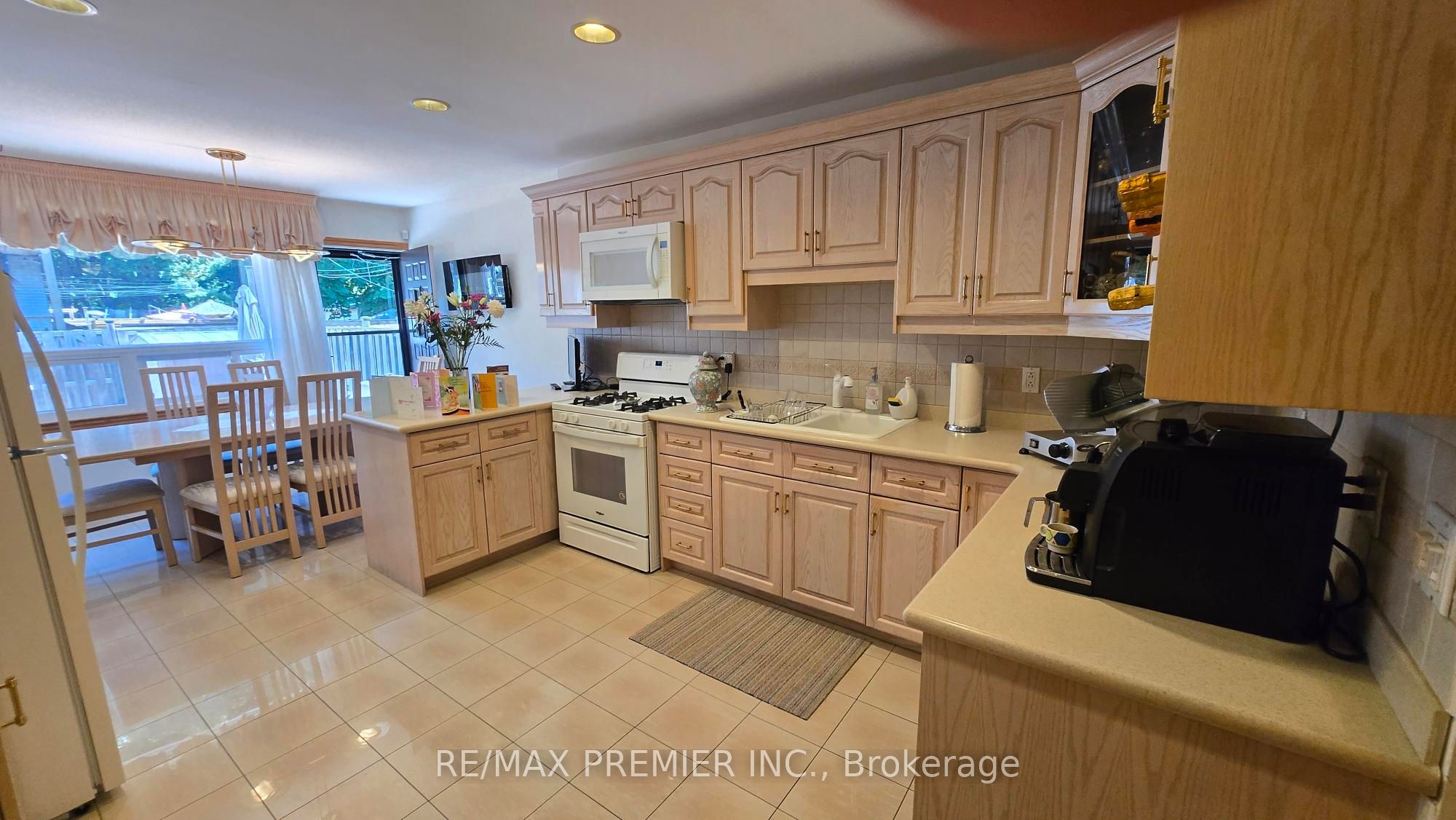 553 Greenwood Avenue, Toronto, ON M4J 4A7 photo 2