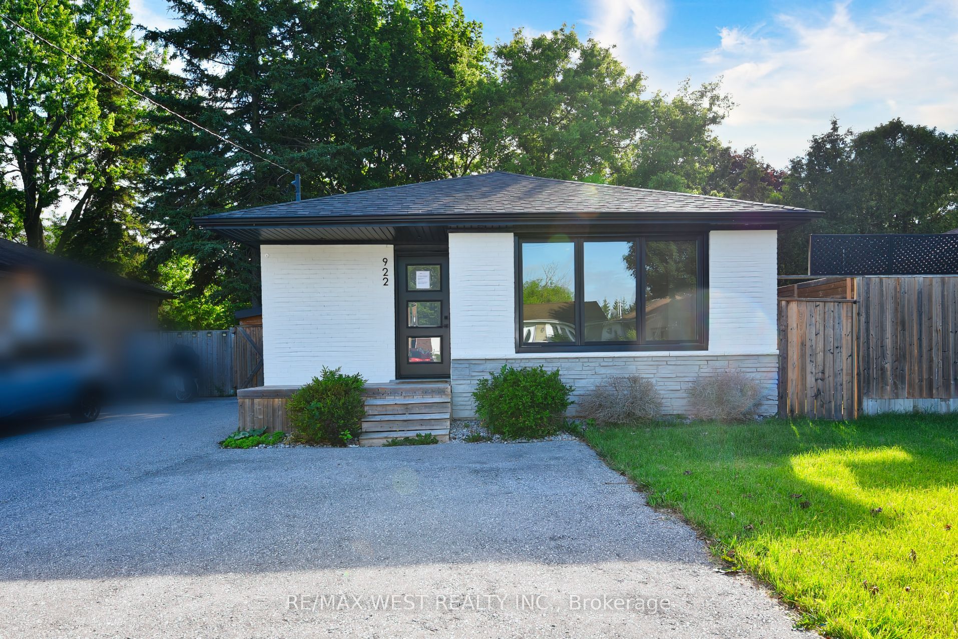 922 Centre Street N, Whitby, ON L1N 4V1