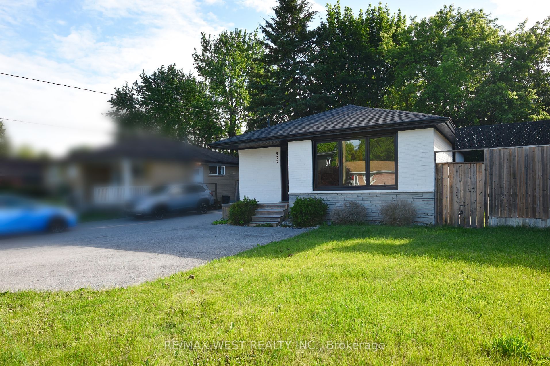 922 Centre Street N, Whitby, ON L1N 4V1 photo 2