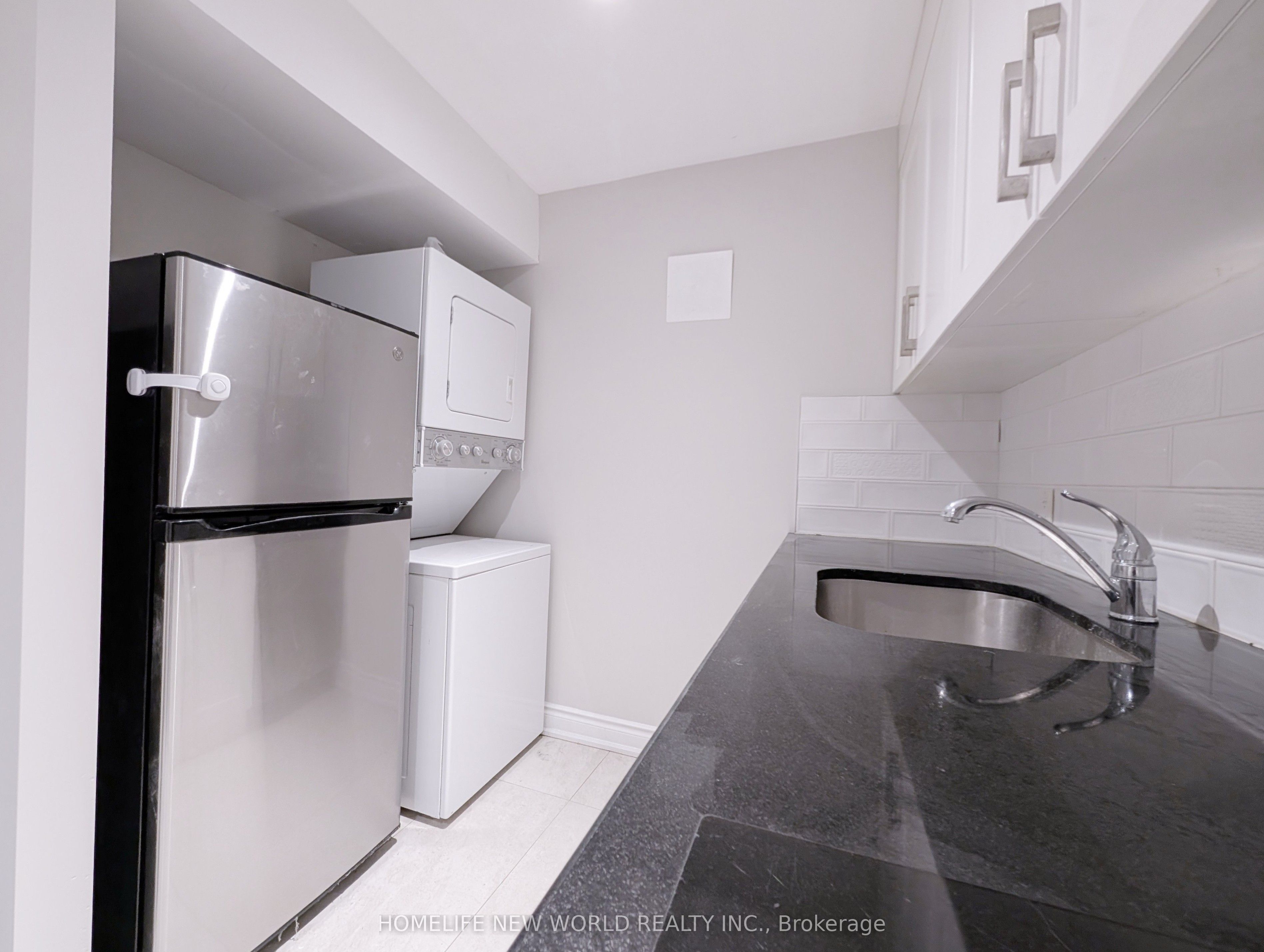 10 Dixon Avenue Lower, Toronto, ON M4L 1N3 photo 2
