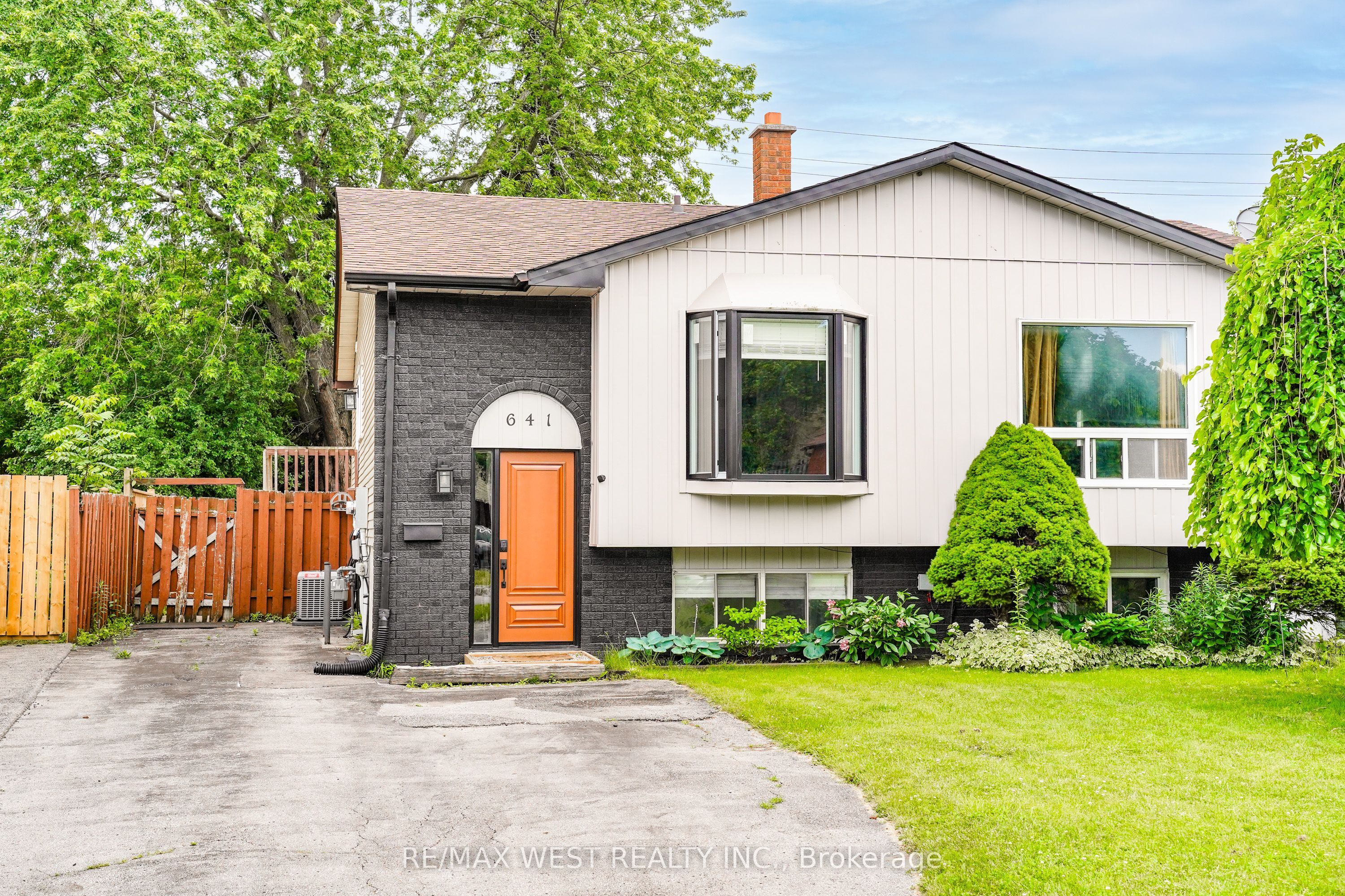 641 Deauville Court, Oshawa, ON L1K 1R1