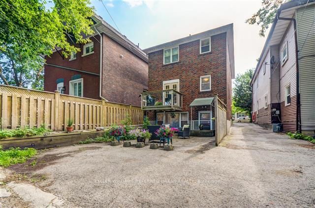 407 Woodbine Avenue 2nd floor, Toronto, ON M4L 3P7 photo 3