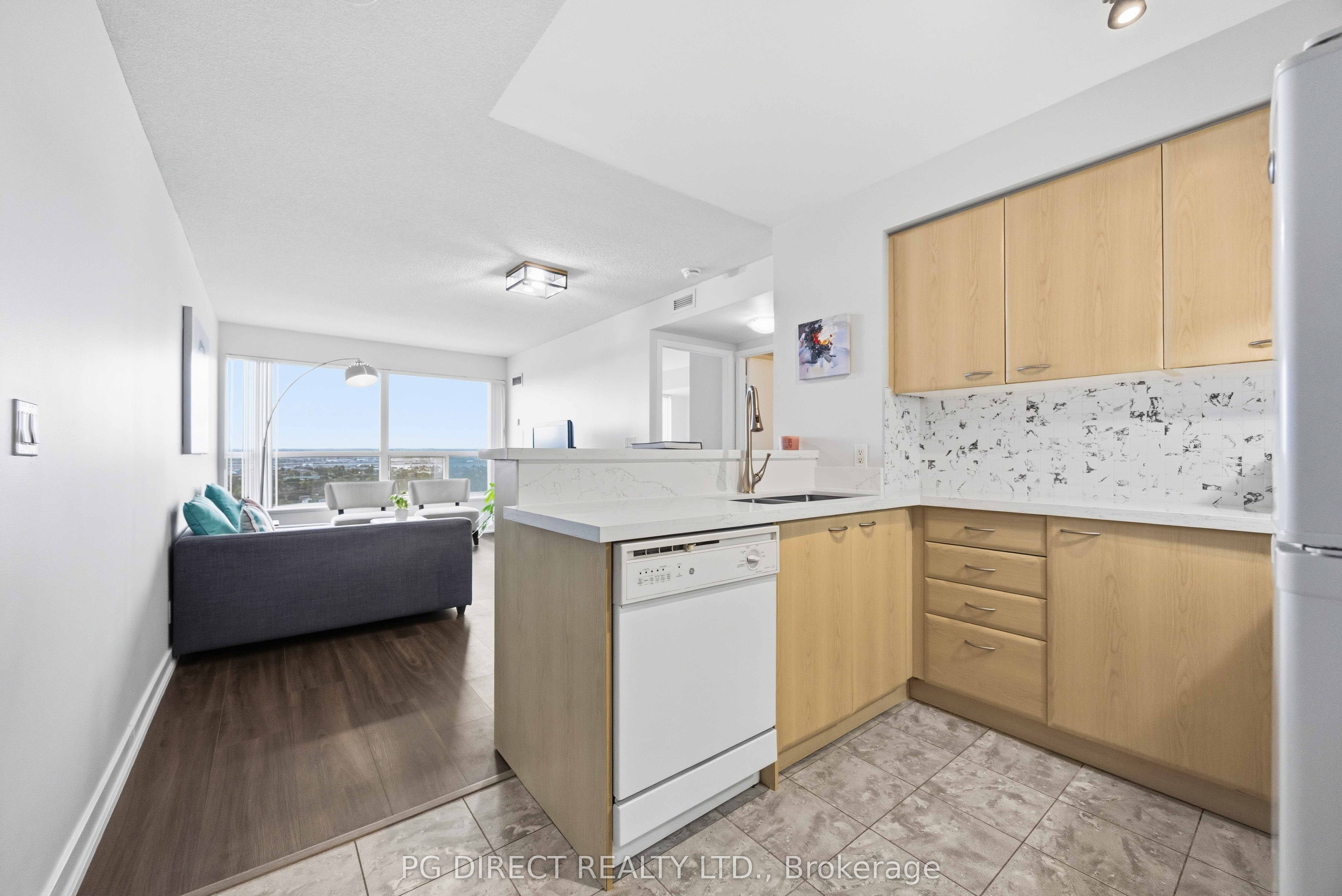 38 Lee Centre Drive 2716, Toronto, ON M1H 3J7 photo 3