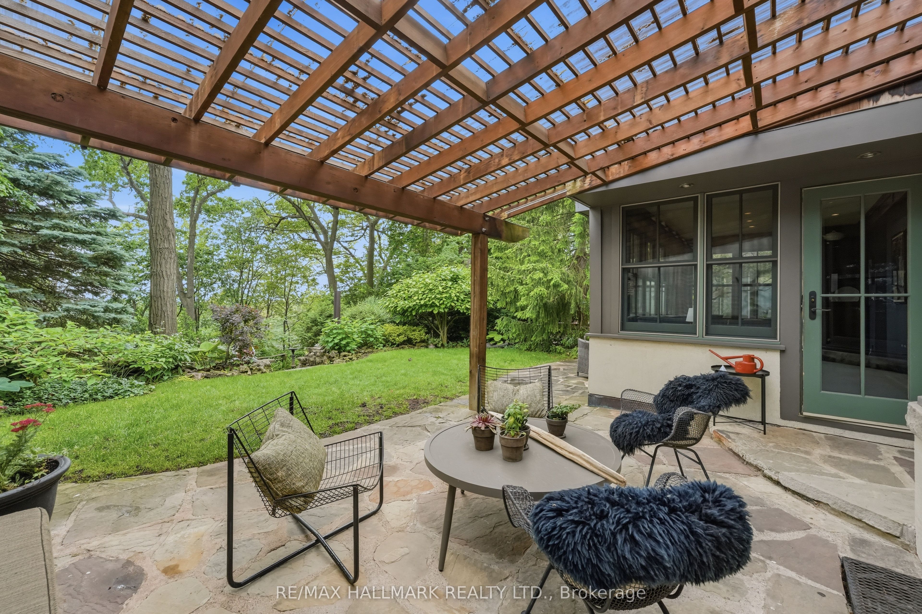 31 Glen Oak Drive, Toronto, ON M4E 1Y4 photo 2