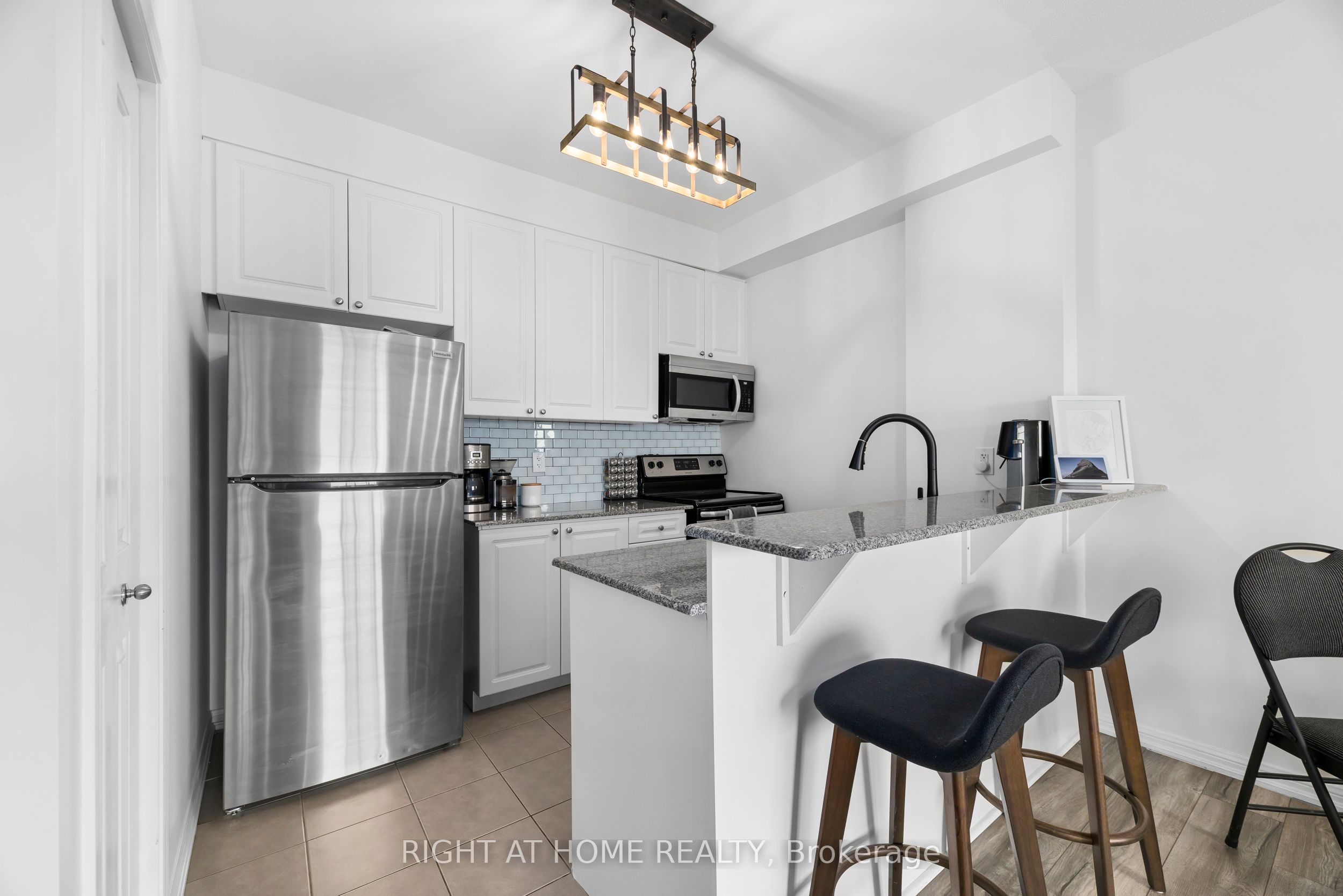 1 Sidney Lane 303, Clarington, ON L1C 0N5 photo 5