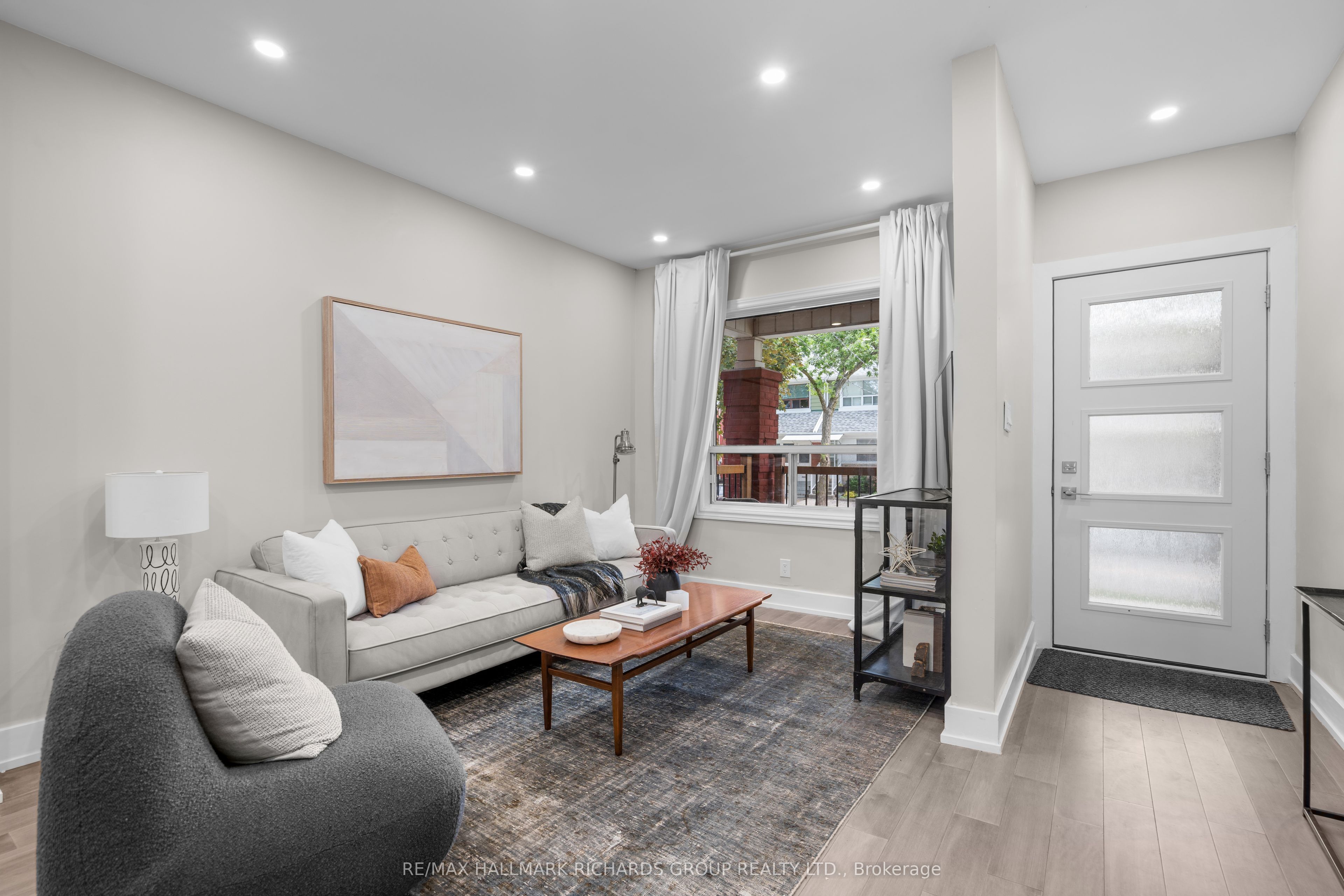 898 Greenwood Avenue, Toronto, ON M4J 4B8 photo 3