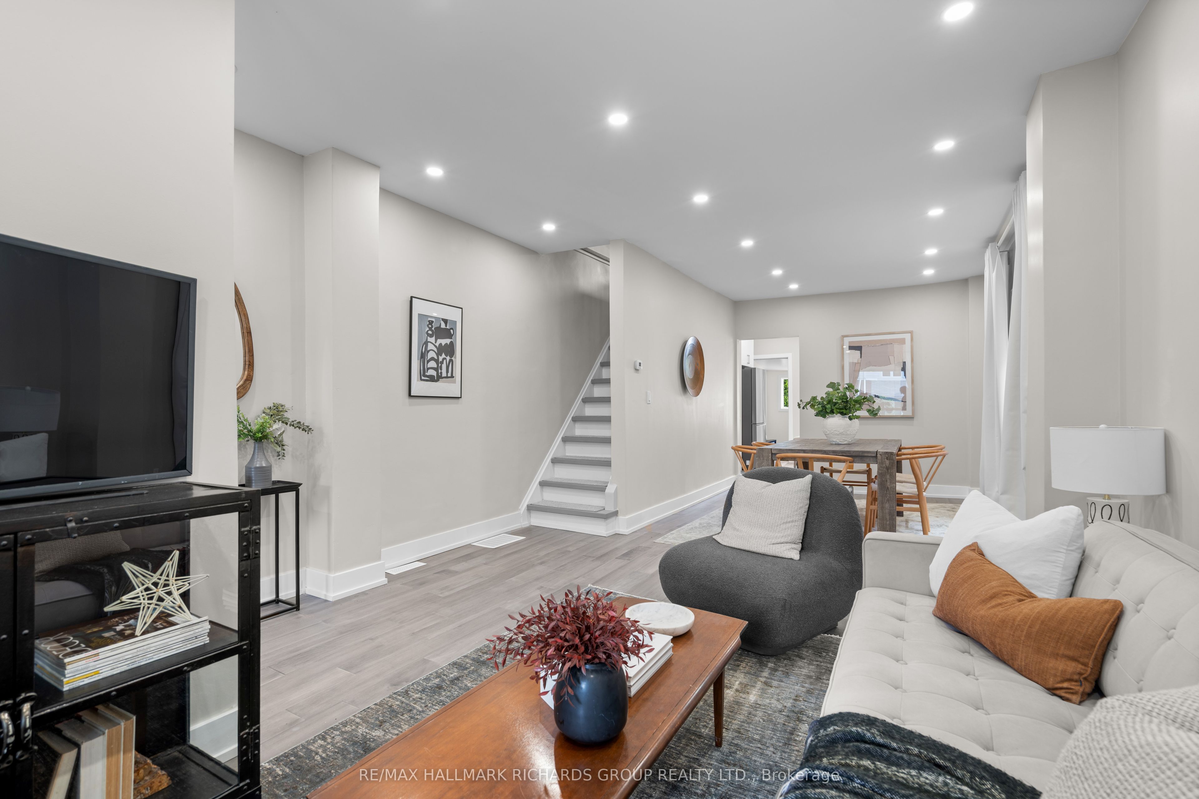 898 Greenwood Avenue, Toronto, ON M4J 4B8 photo 5
