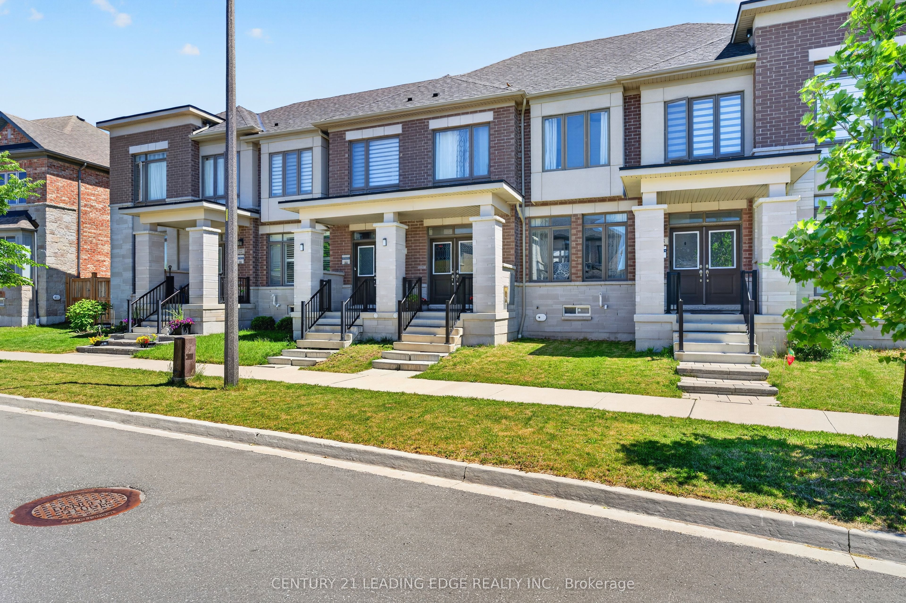 26 Hahn Street, Whitby, ON L1P 0H1 photo 2
