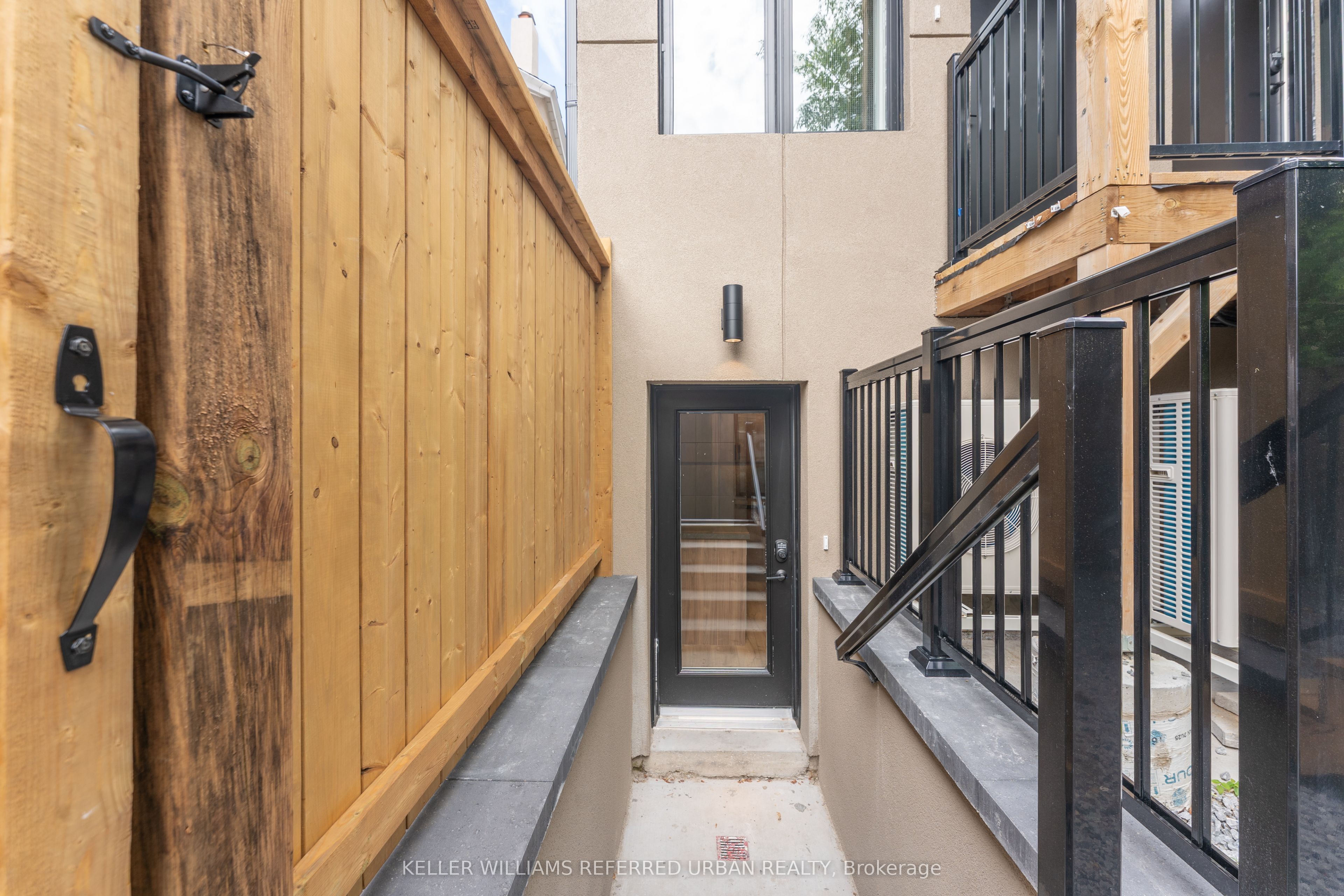 352 Jones Avenue 1, Toronto, ON M4J 3G3 photo 4
