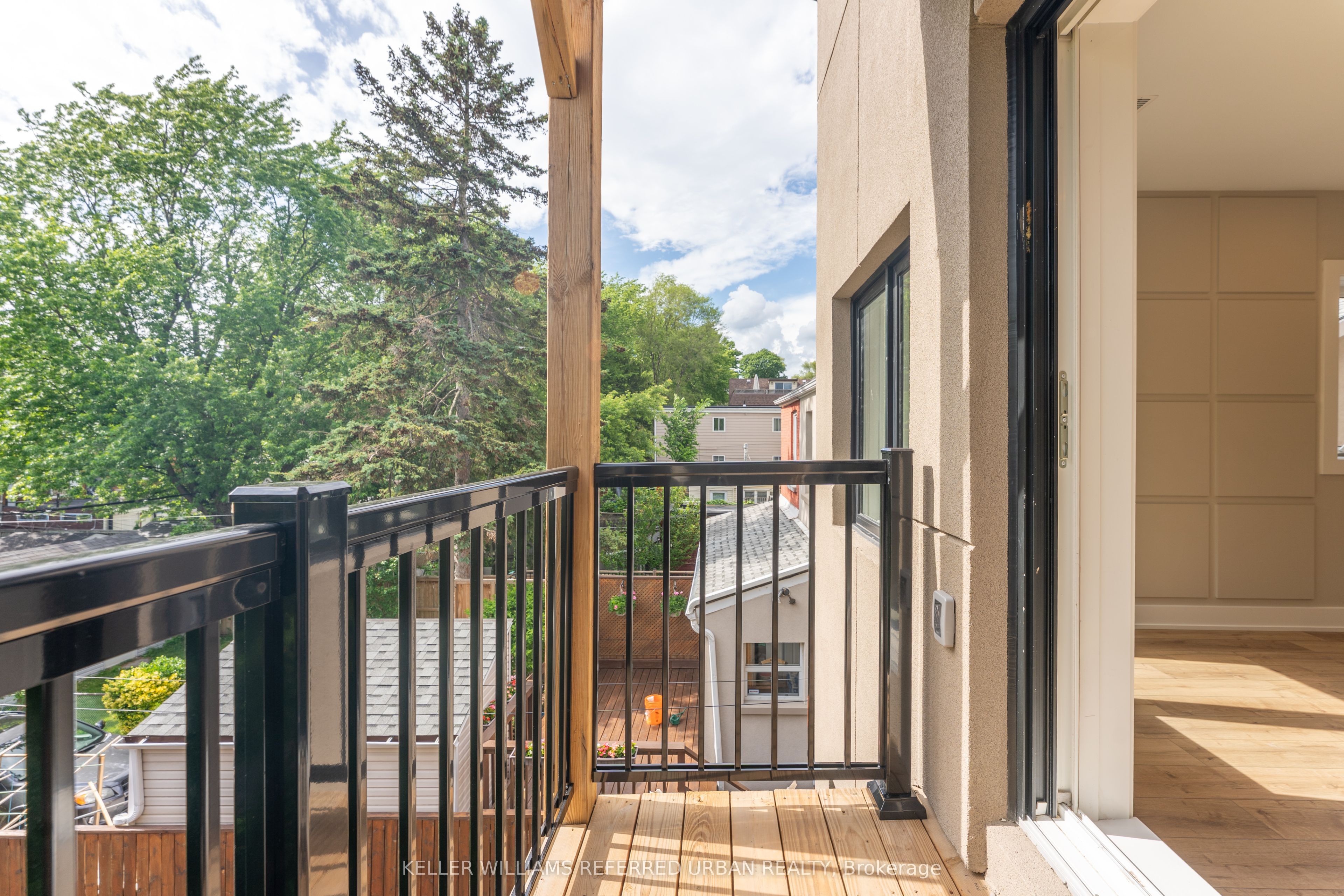 352 Jones Avenue 3, Toronto, ON M4J 3G3 photo 2