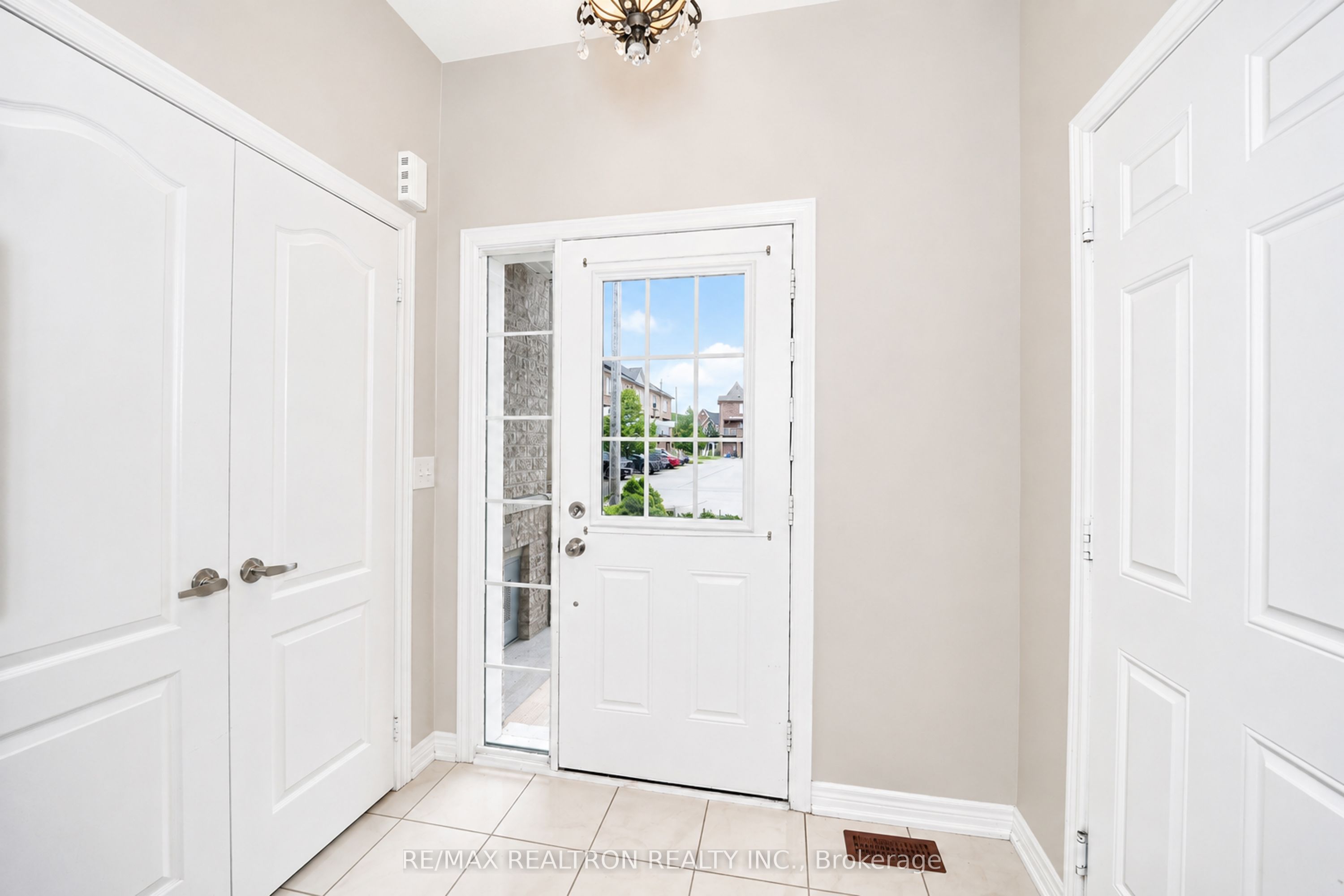 8 Maidstone Way, Whitby, ON L1R 0L7 photo 2