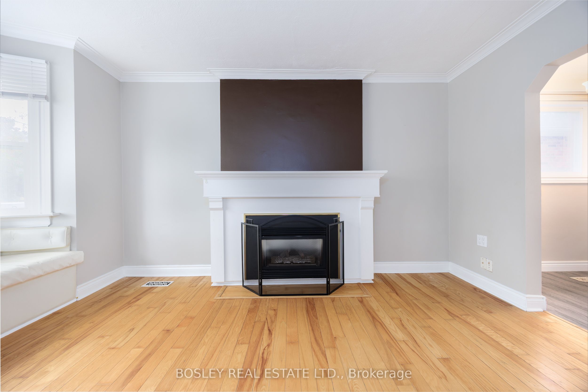 651 Cosburn Avenue, Toronto, ON M4C 2V1 photo 2